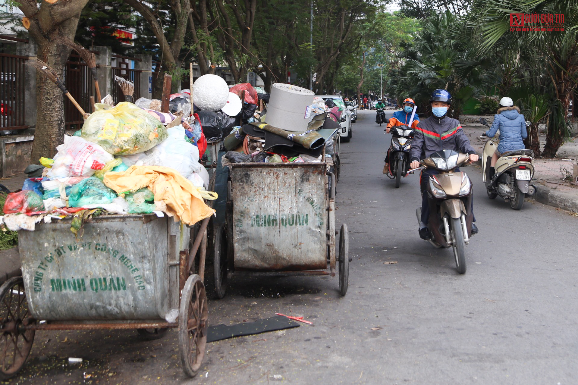 Môi trường - Cận Tết Dương lịch, nhiều tuyến phố Hà Nội 'chìm trong rác' (Hình 3).