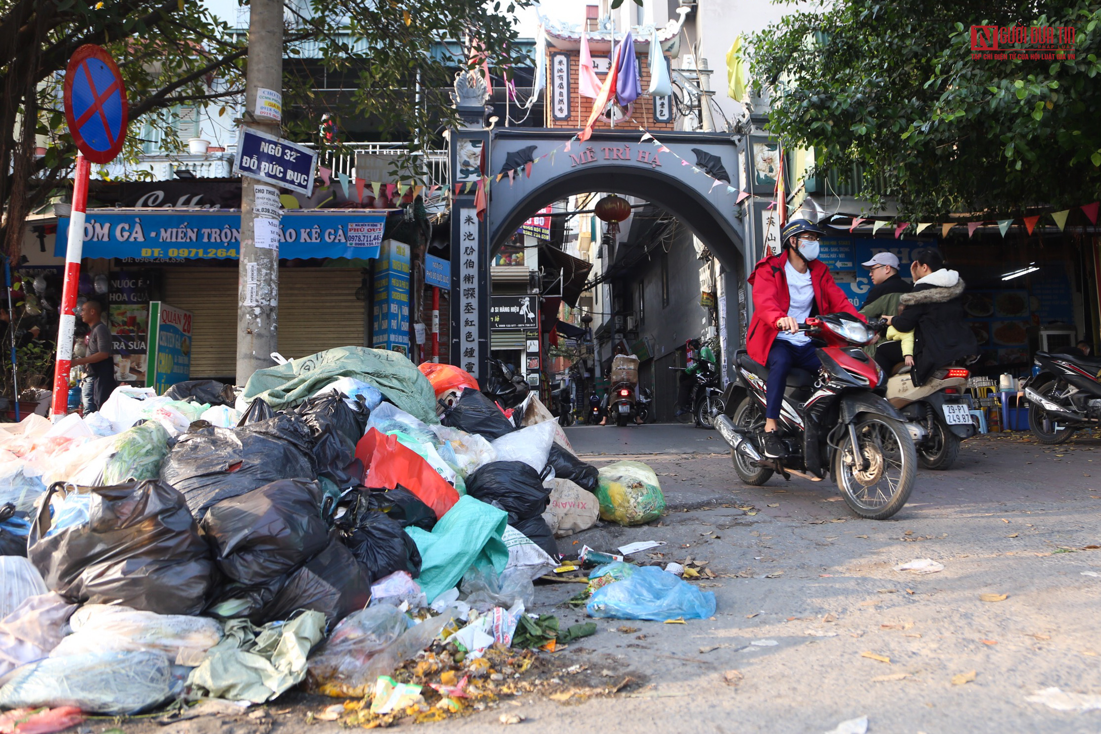 Môi trường - Cận Tết Dương lịch, nhiều tuyến phố Hà Nội 'chìm trong rác' (Hình 7).