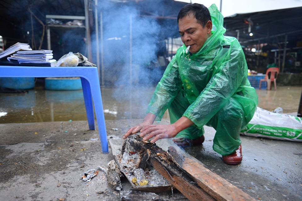 Dân sinh - Những đôi tay trần bê đá và ngâm trong nước giữa trời rét dưới 10 độ (Hình 10).