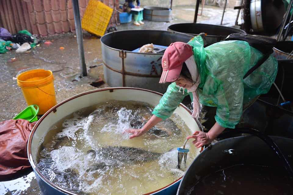 Dân sinh - Những đôi tay trần bê đá và ngâm trong nước giữa trời rét dưới 10 độ