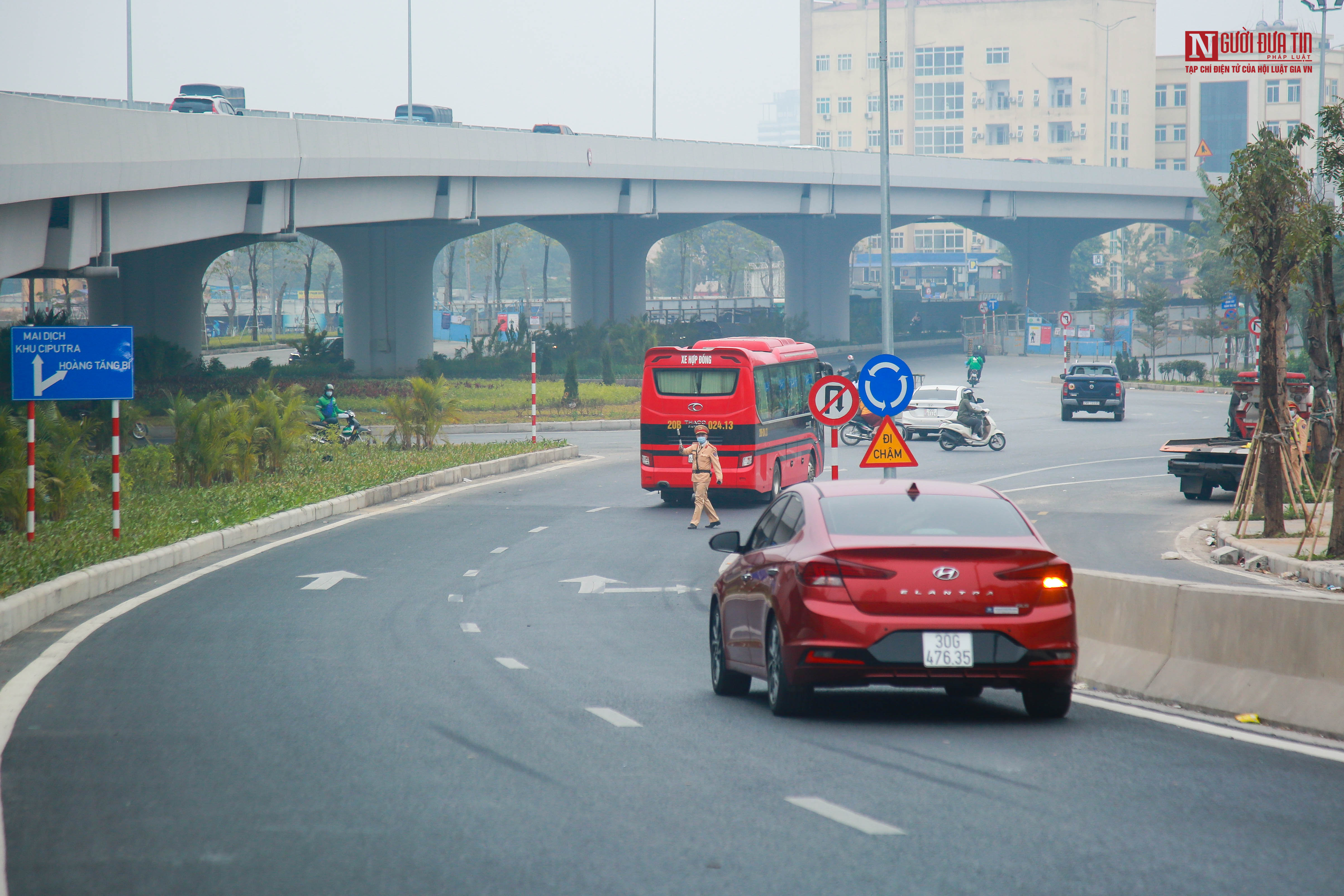 Tin nhanh - Bất chấp nguy hiểm, ô tô quay đầu ở đầu cầu Thăng Long (Hình 7).