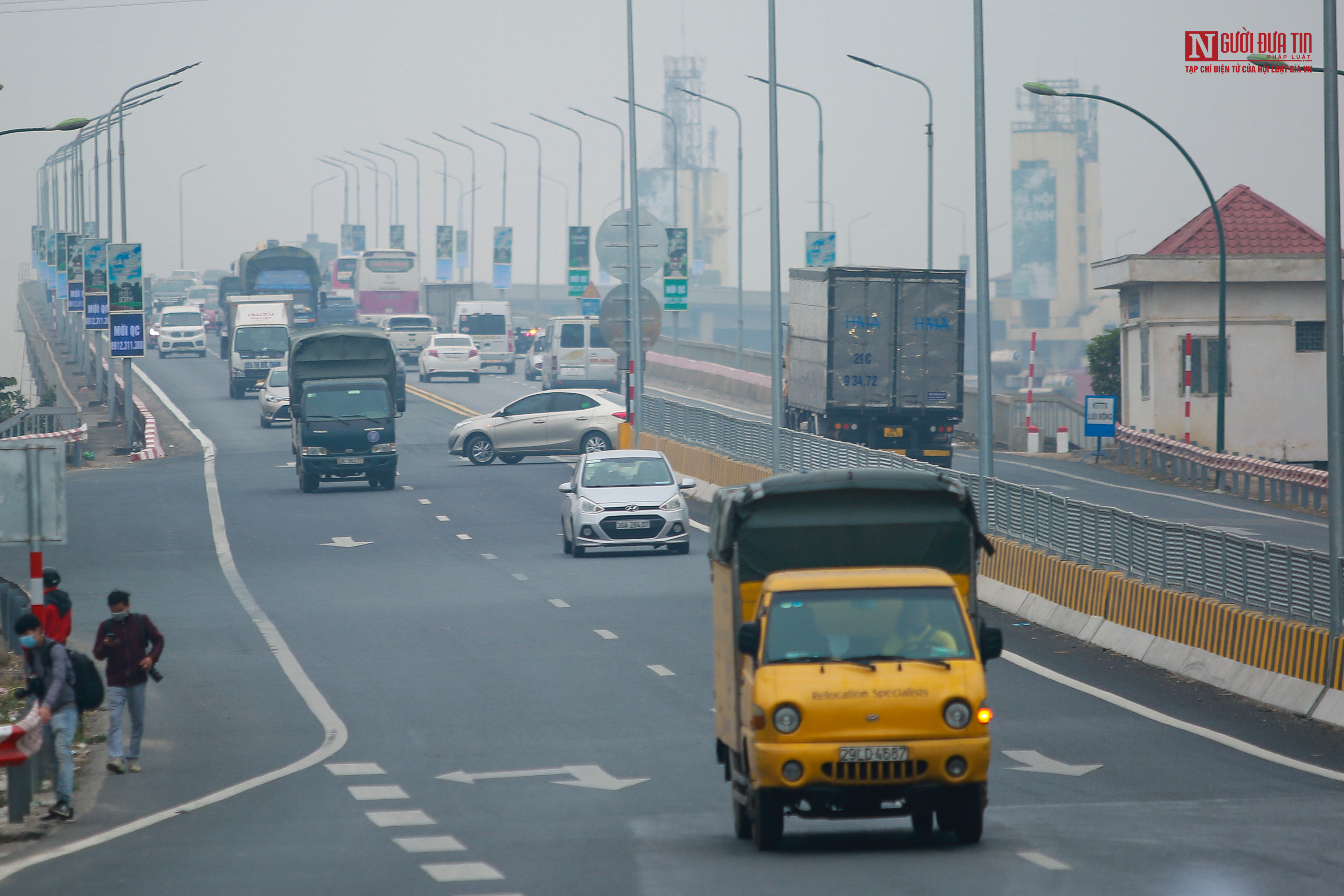 Tin nhanh - Bất chấp nguy hiểm, ô tô quay đầu ở đầu cầu Thăng Long (Hình 6).