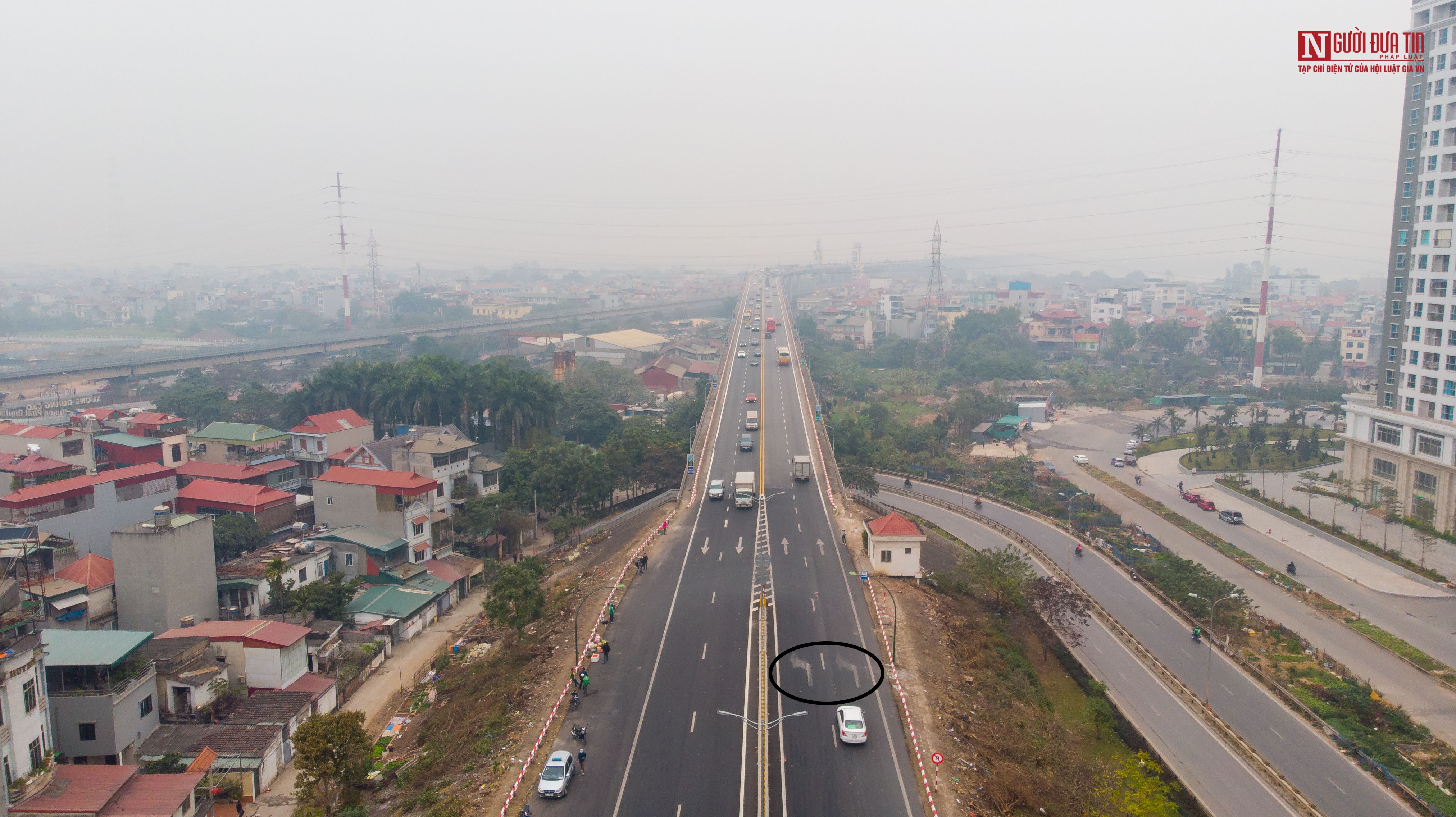 Tin nhanh - Bất chấp nguy hiểm, ô tô quay đầu ở đầu cầu Thăng Long (Hình 12).