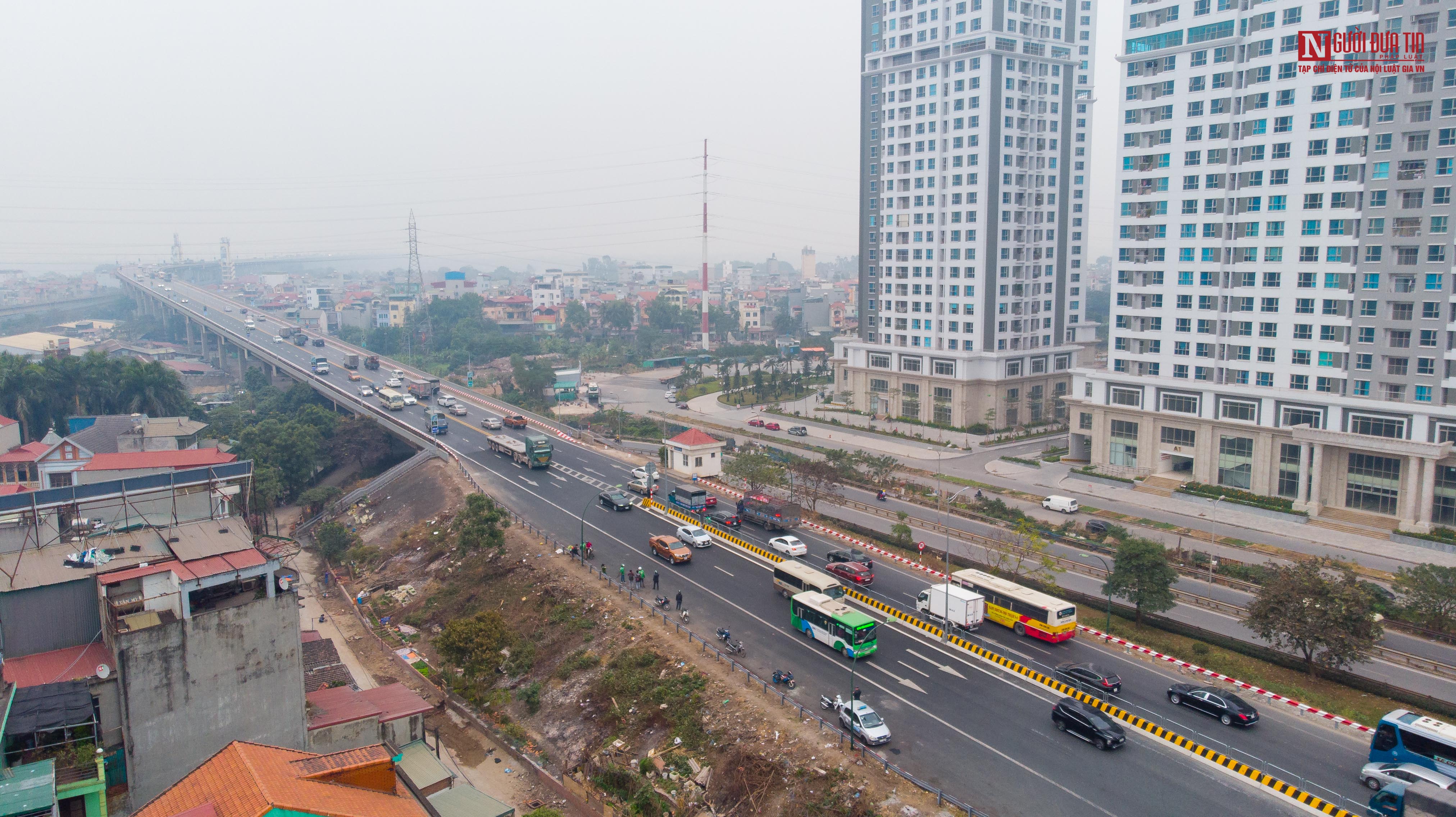 Tin nhanh - Bất chấp nguy hiểm, ô tô quay đầu ở đầu cầu Thăng Long (Hình 9).