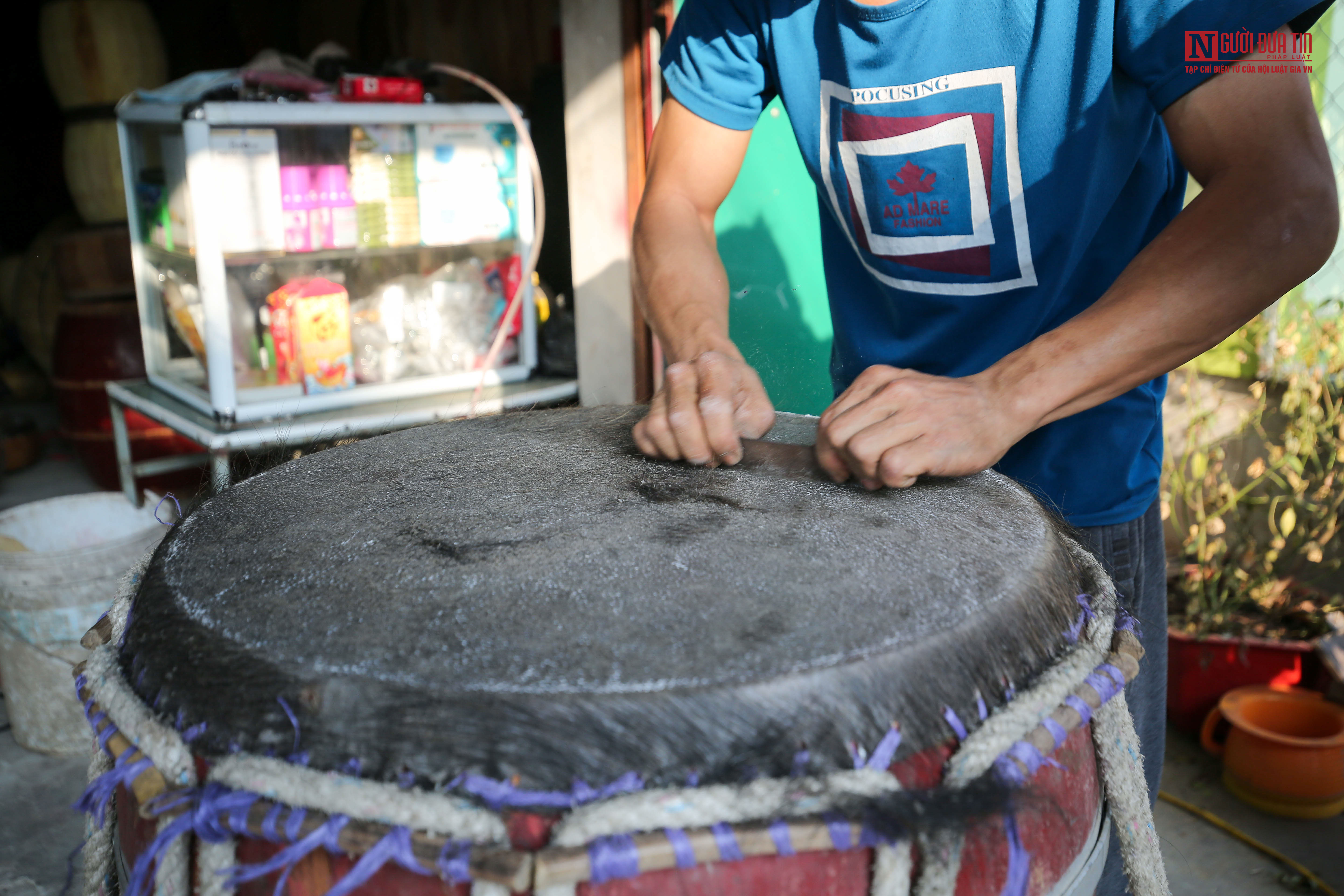 Văn hoá - “Hô biến” miếng da khô và gỗ thường thành chiếc trống 'hàng khủng' (Hình 13).