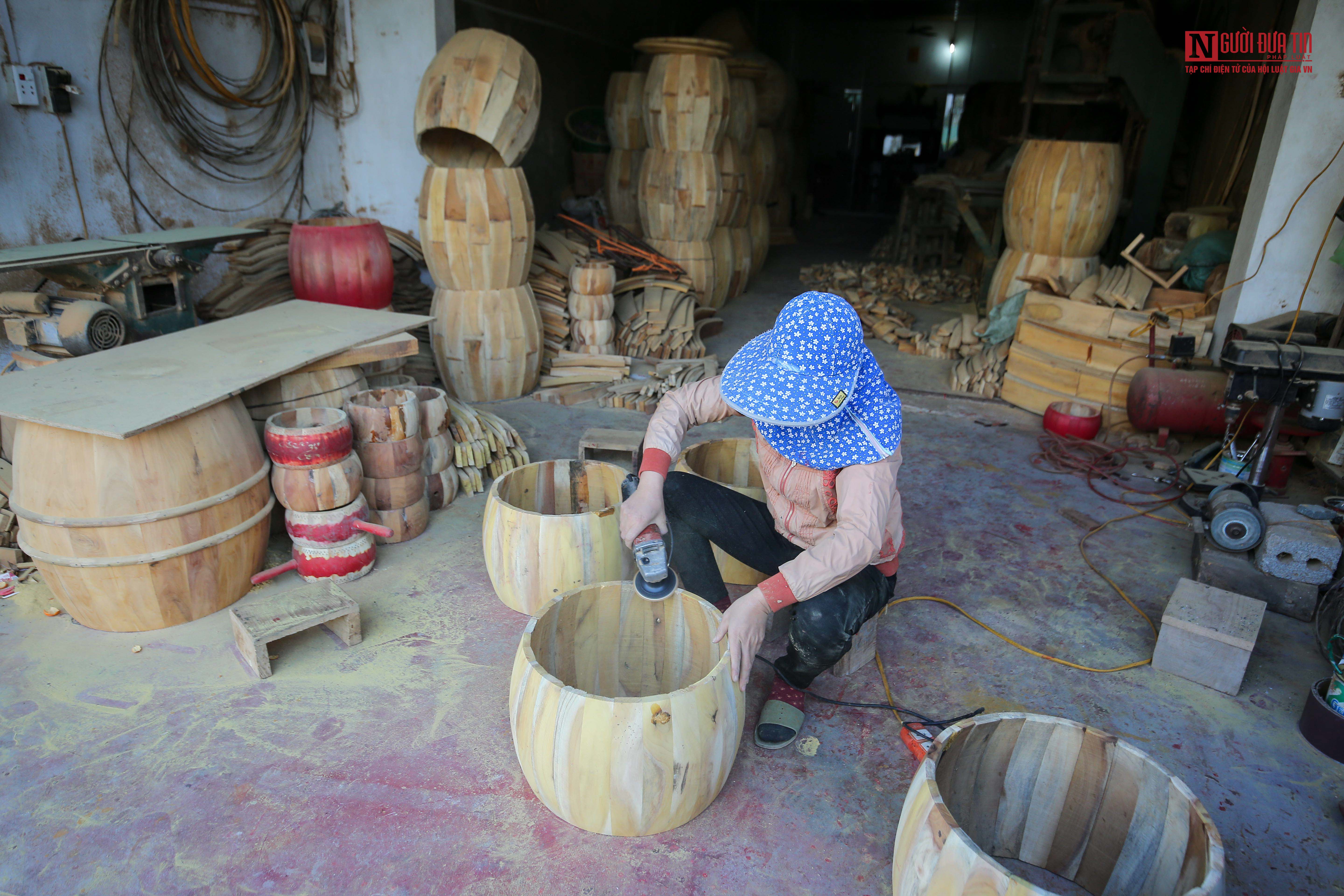 Văn hoá - “Hô biến” miếng da khô và gỗ thường thành chiếc trống 'hàng khủng' (Hình 2).