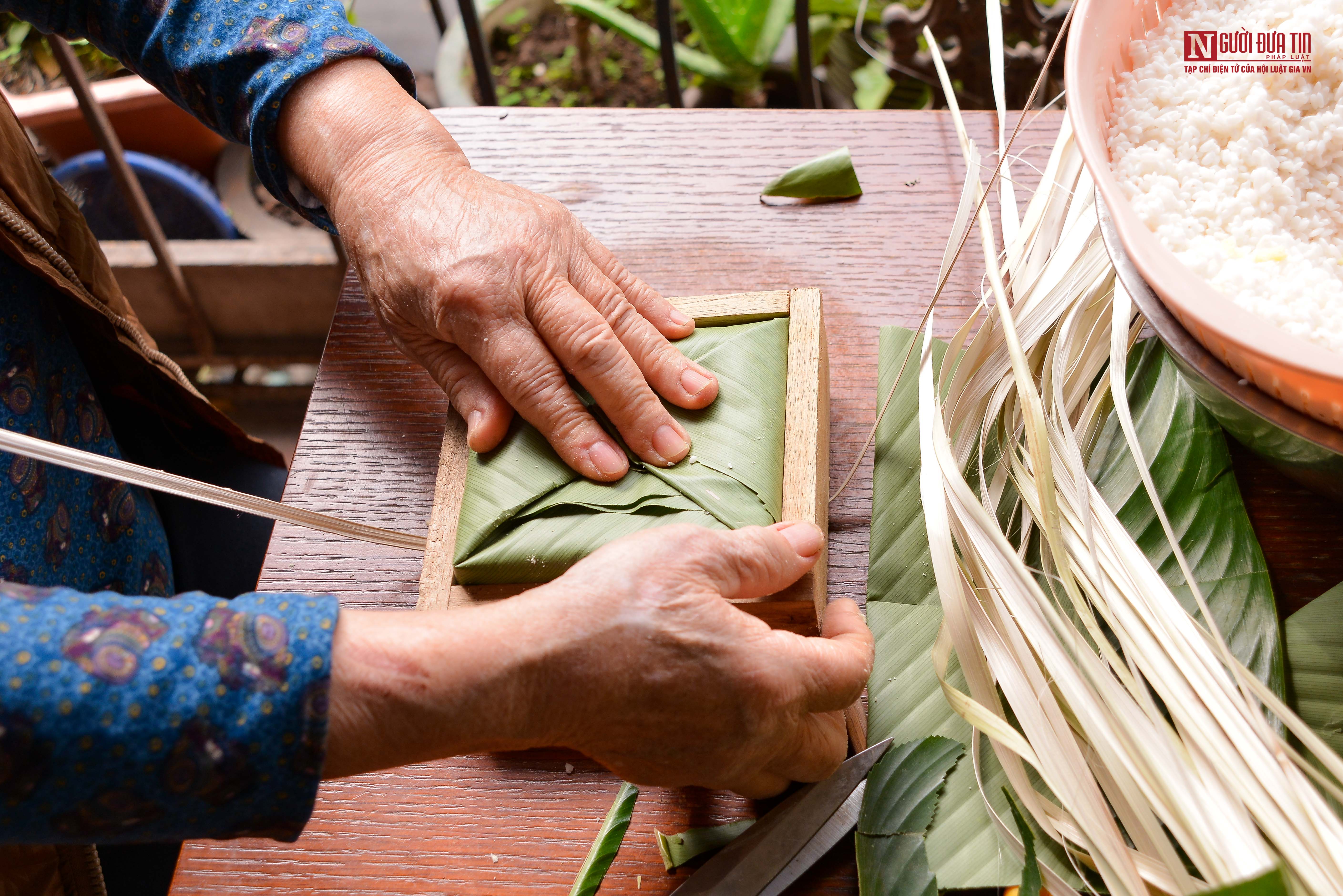 Dân sinh - Các công đoạn gói bánh chưng của người Hà Nội (Hình 8).