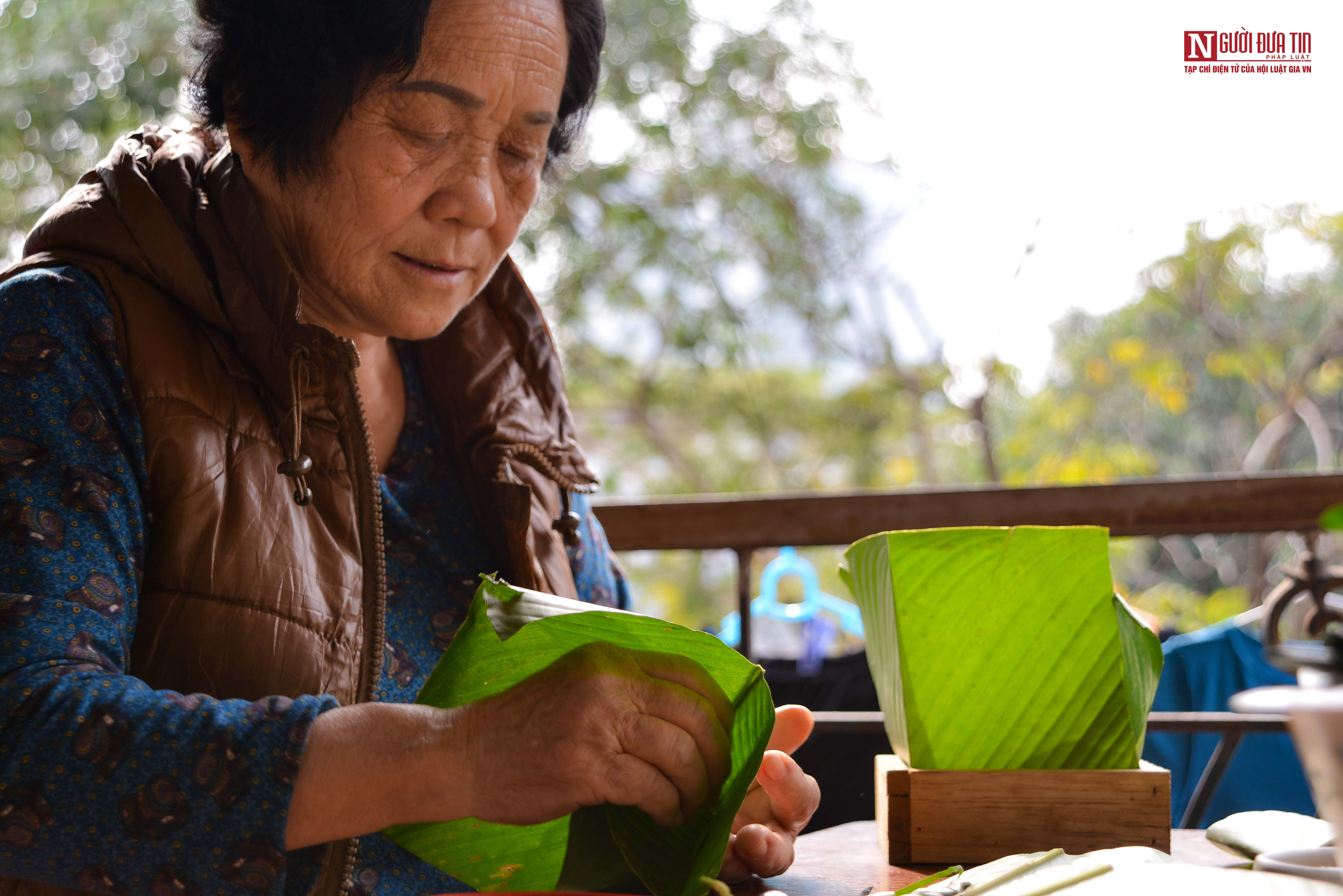 Dân sinh - Các công đoạn gói bánh chưng của người Hà Nội (Hình 5).