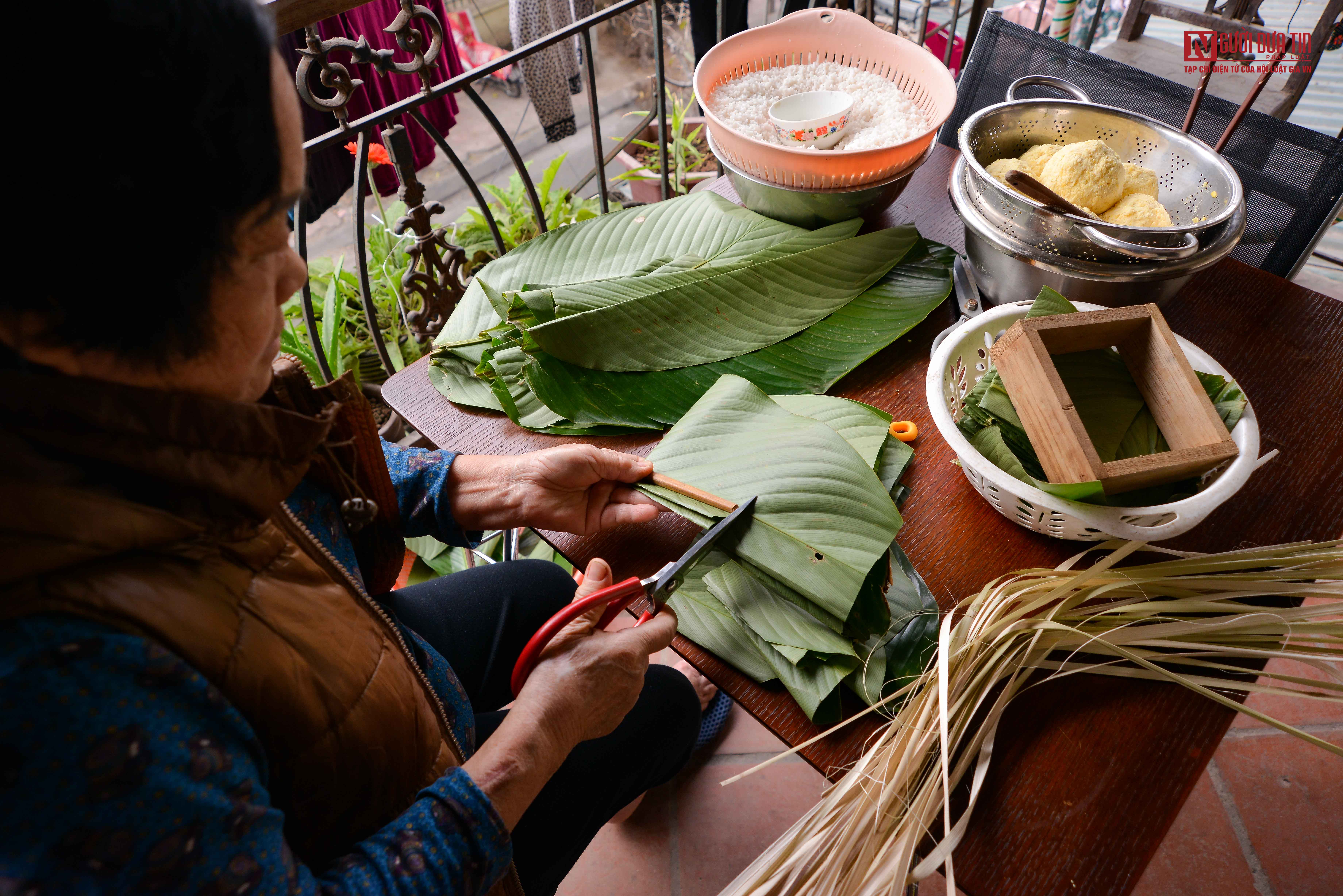 Dân sinh - Các công đoạn gói bánh chưng của người Hà Nội (Hình 2).