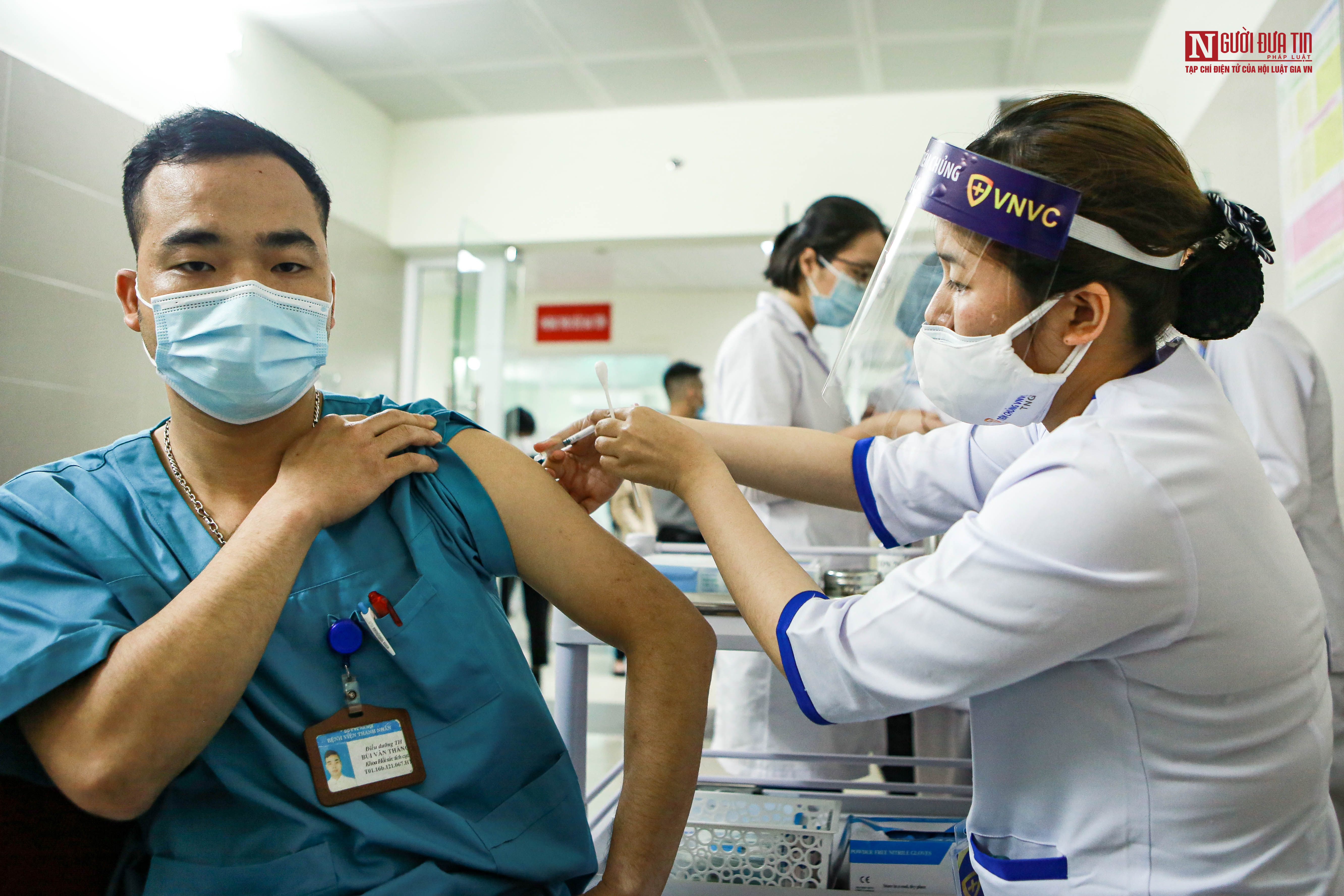 Tin nhanh - Hà Nội: 30 nhân viên y tế BV Thanh Nhàn được tiêm vắc-xin phòng Covid-19  (Hình 10).