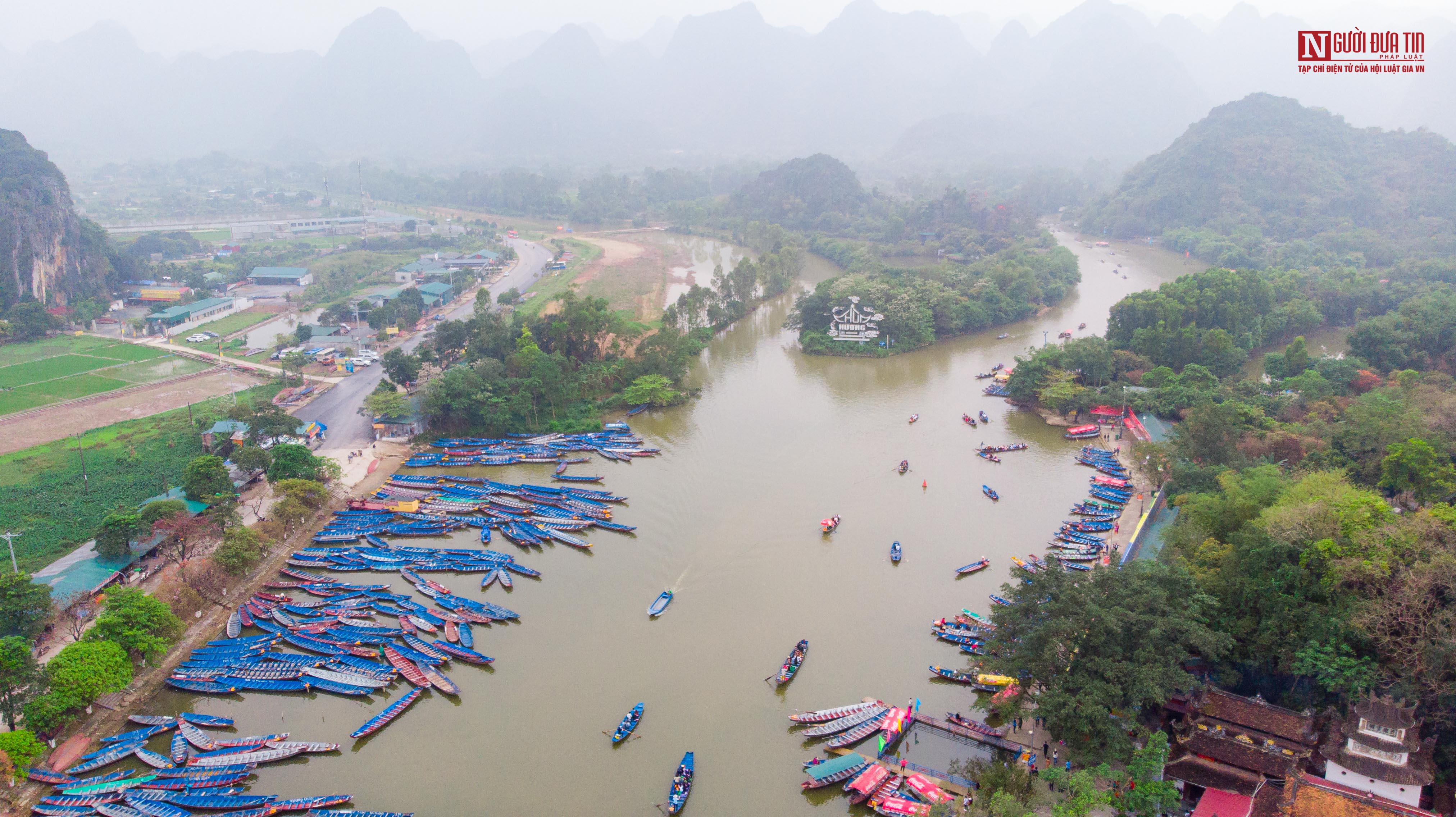 Văn hoá - Dòng người hối hả đổ về chùa Hương trong ngày đầu mở cửa trở lại