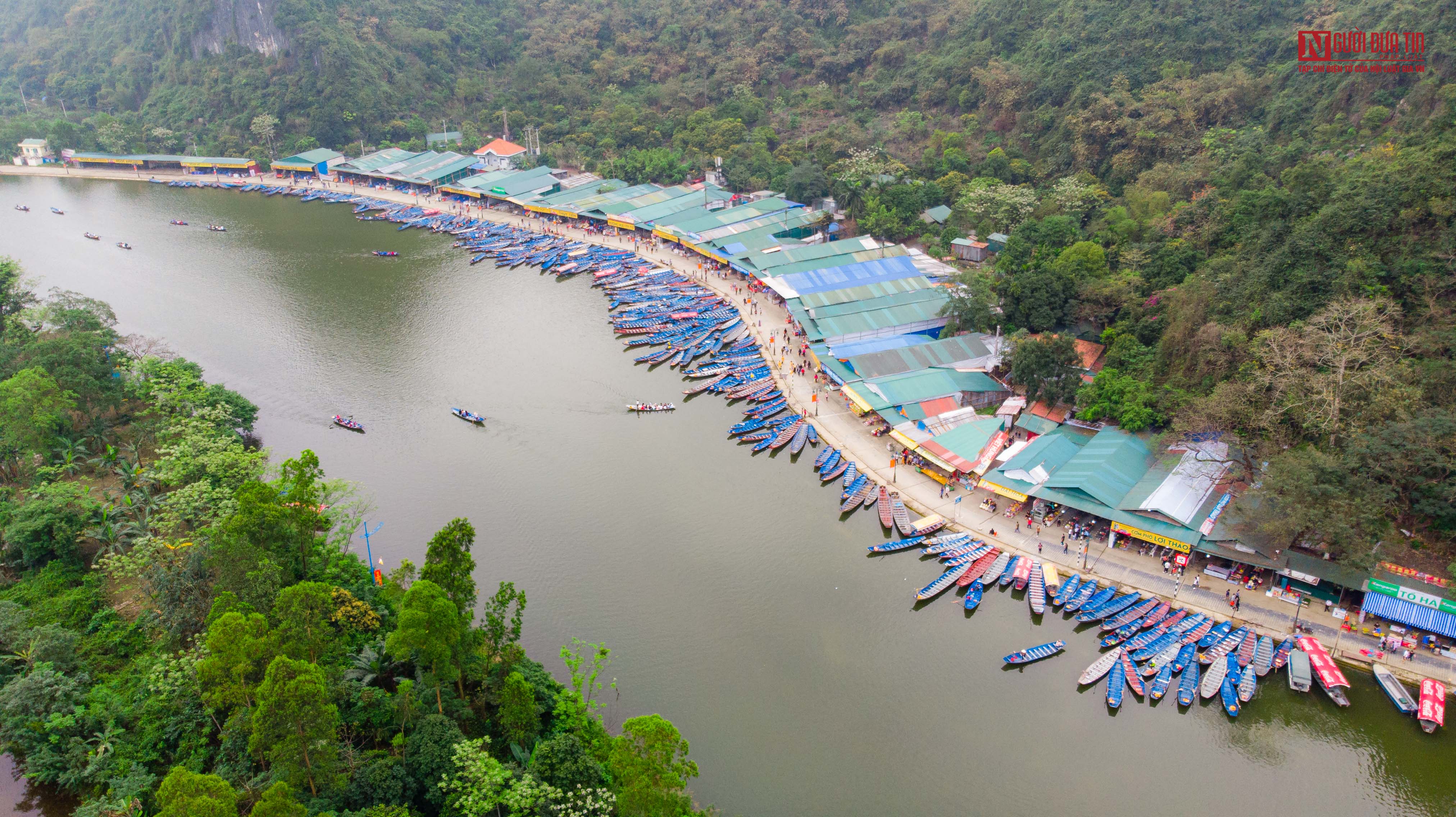 Văn hoá - Dòng người hối hả đổ về chùa Hương trong ngày đầu mở cửa trở lại (Hình 10).