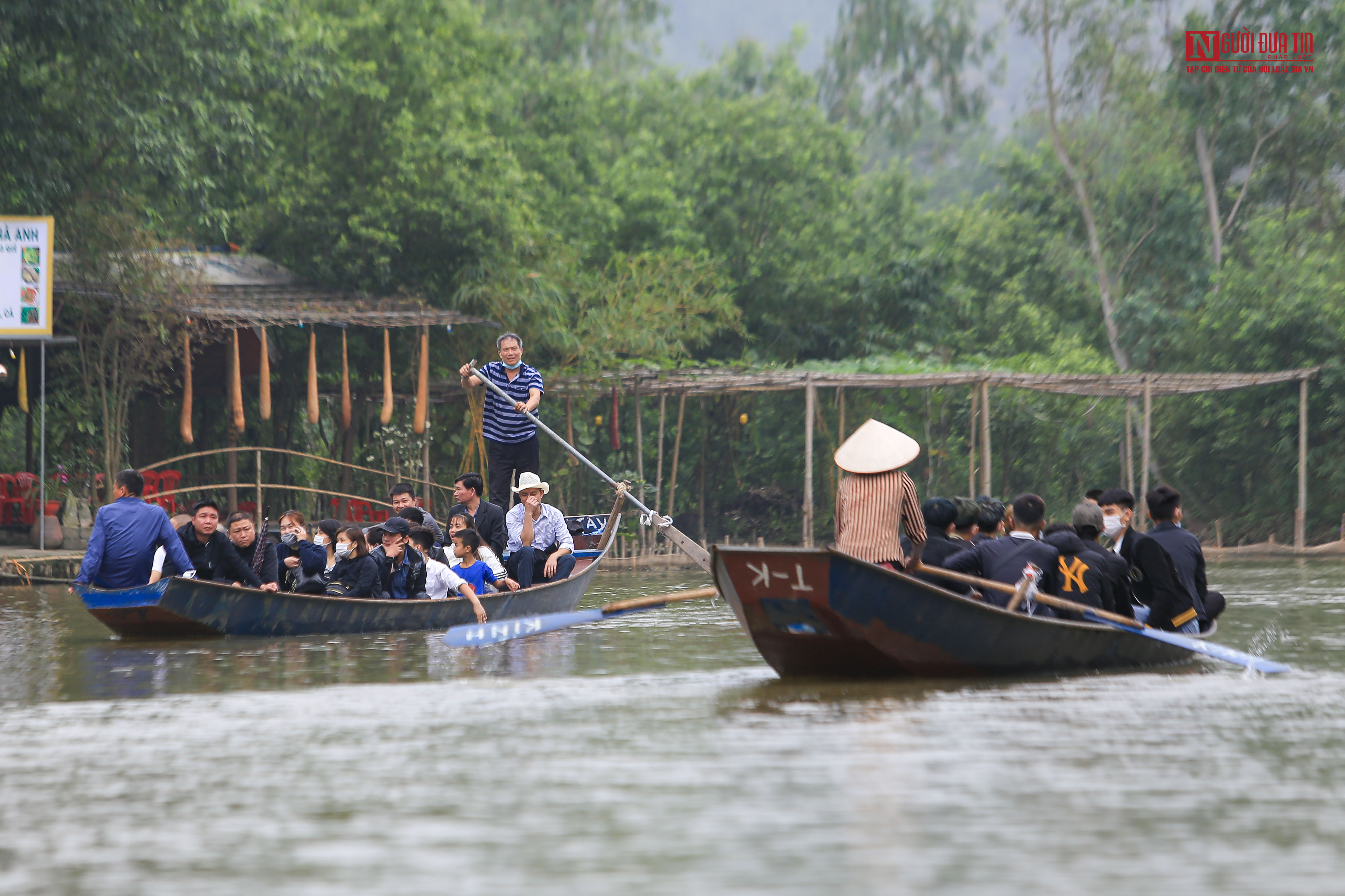 Văn hoá - Dòng người hối hả đổ về chùa Hương trong ngày đầu mở cửa trở lại (Hình 8).