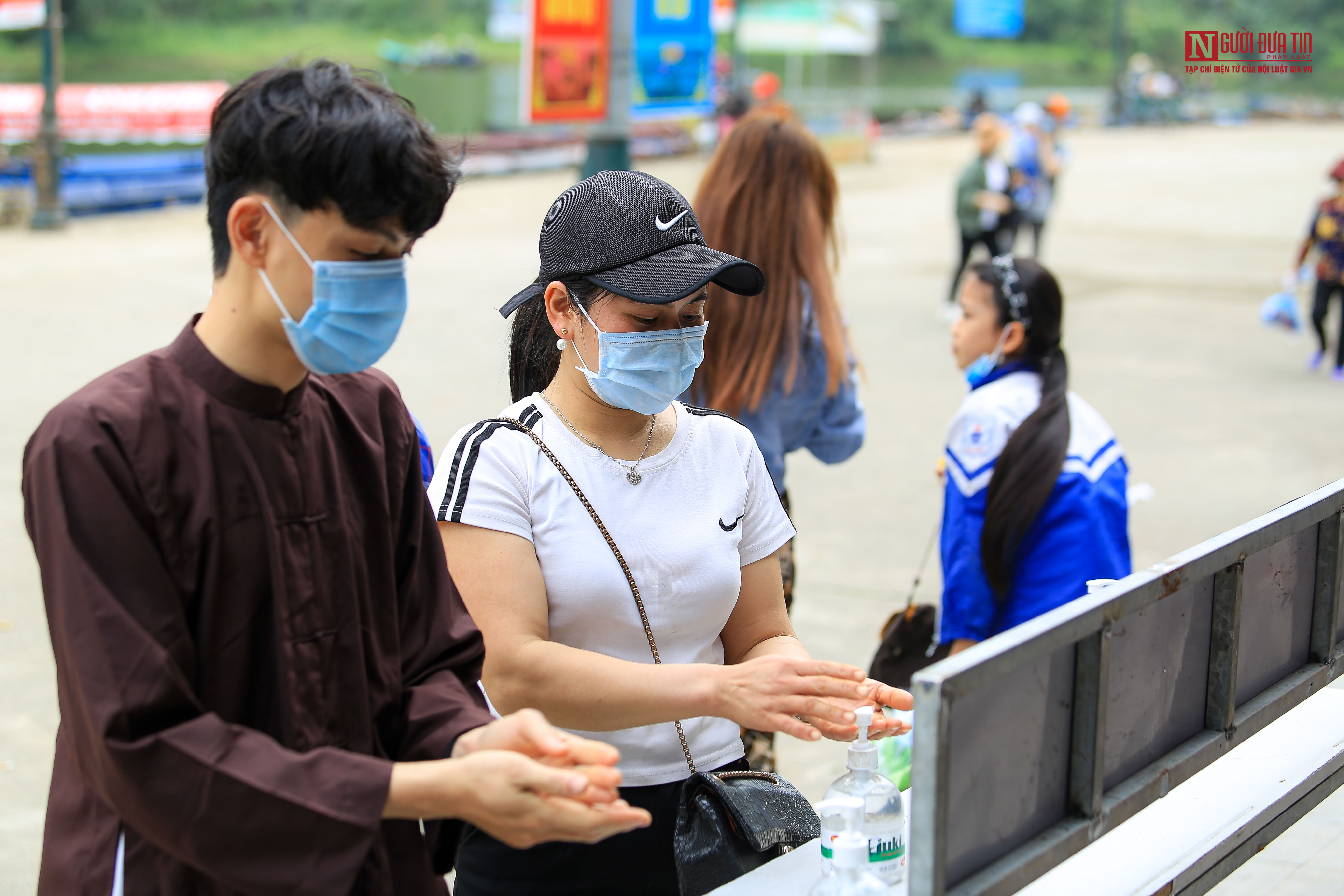 Văn hoá - Dòng người hối hả đổ về chùa Hương trong ngày đầu mở cửa trở lại (Hình 11).