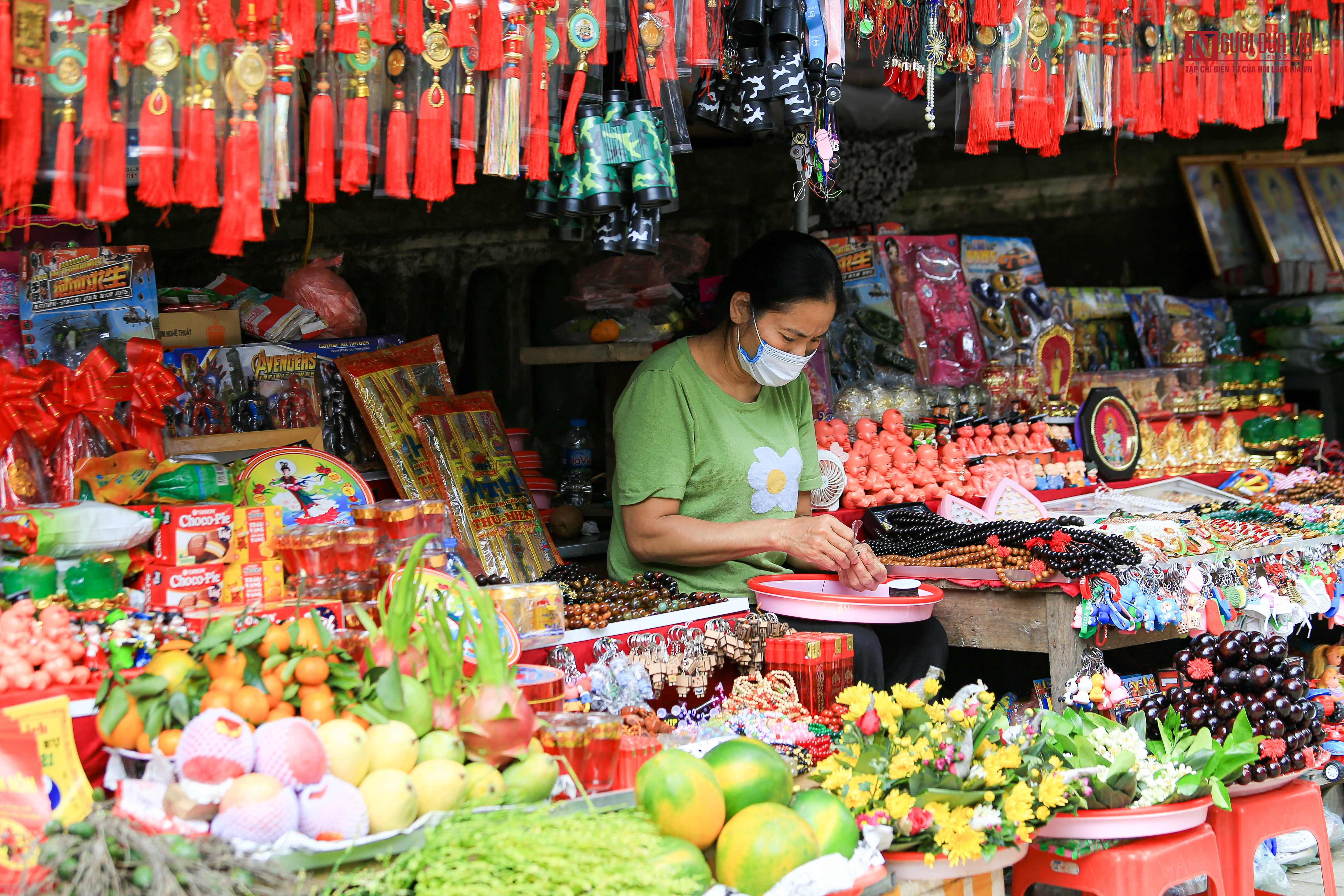 Văn hoá - Dòng người hối hả đổ về chùa Hương trong ngày đầu mở cửa trở lại (Hình 16).