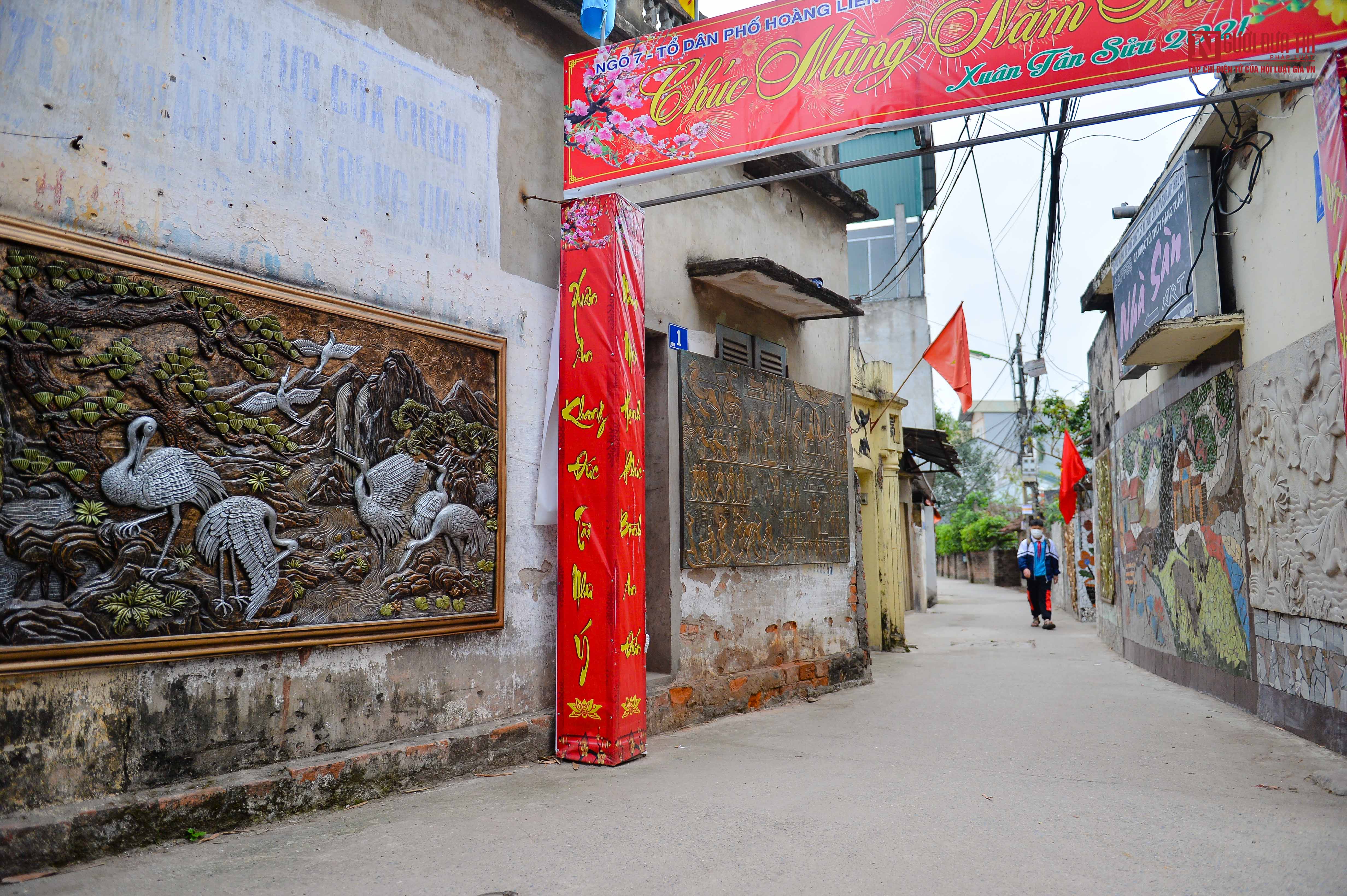 Dân sinh - Quyết làm tranh tường làng bằng phế liệu dù bị chửi là 'điên' (Hình 14).