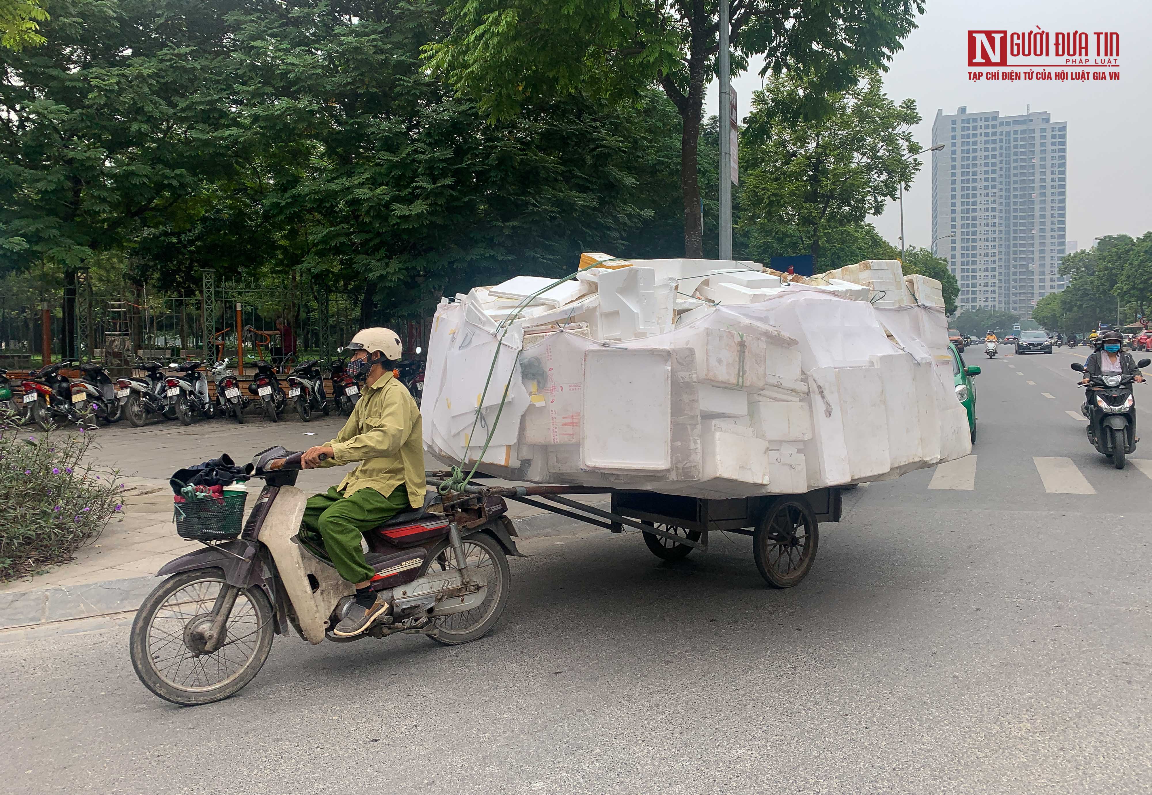 Dân sinh - Hãi hùng cảnh 'tử thần' ngông nghênh trên đường phố Hà Nội (Hình 4).