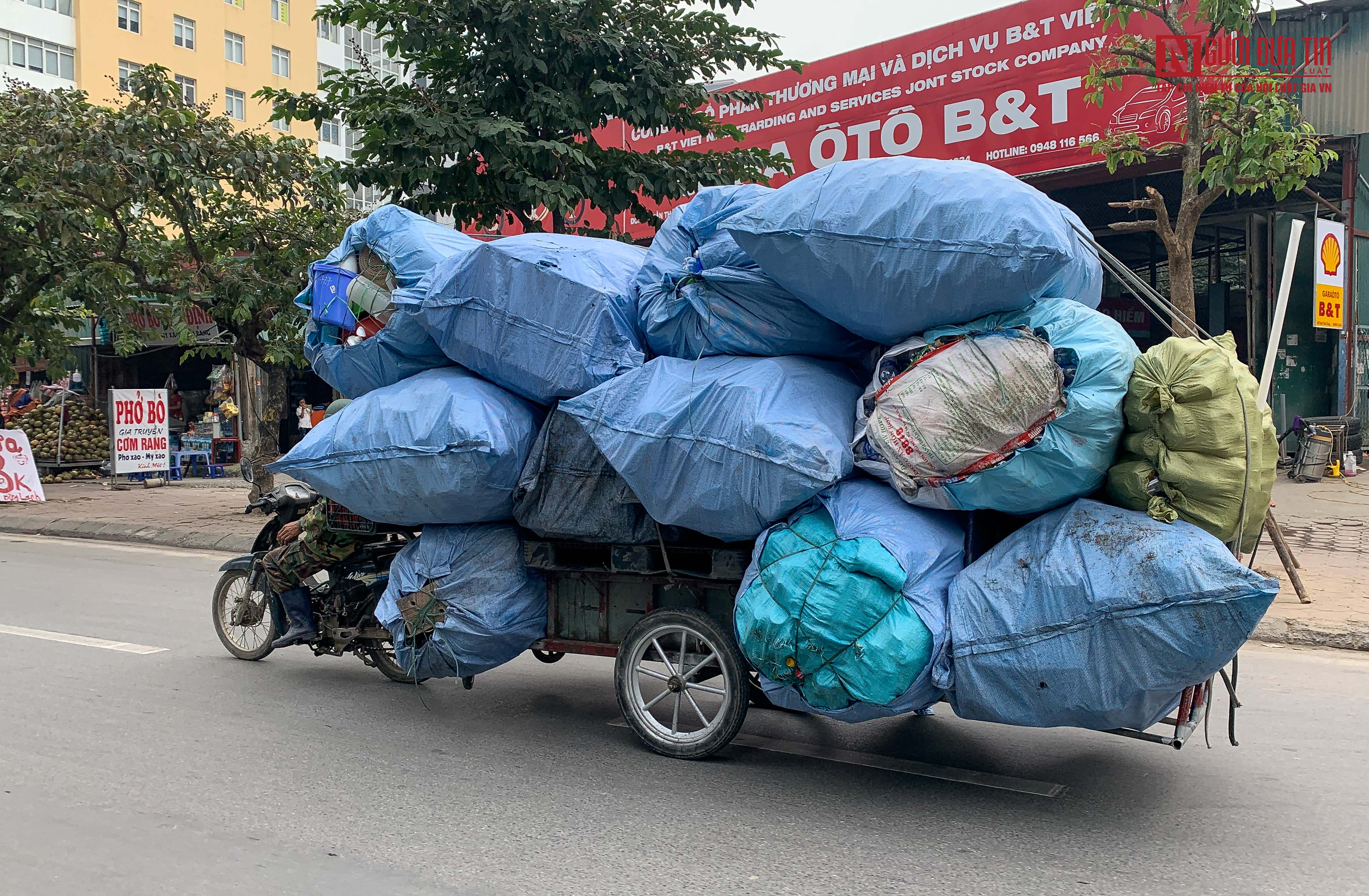 Dân sinh - Hãi hùng cảnh 'tử thần' ngông nghênh trên đường phố Hà Nội (Hình 5).