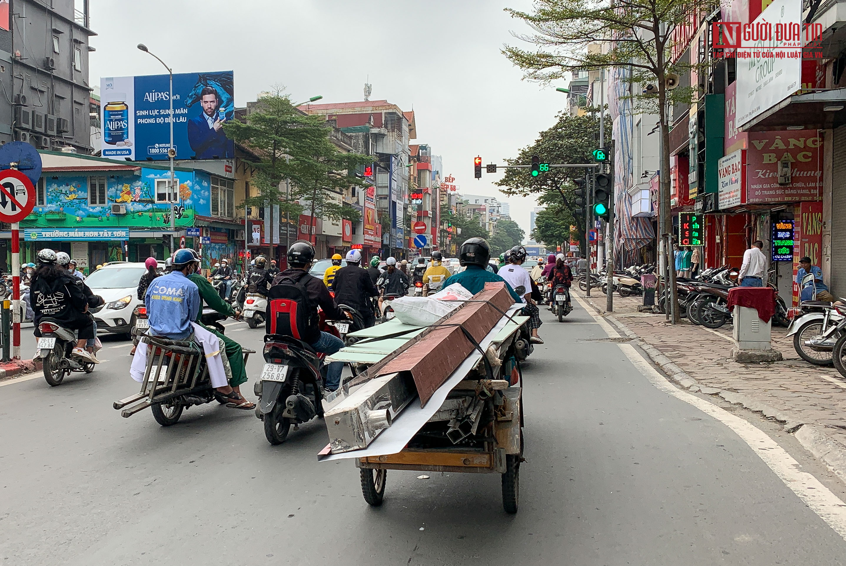 Dân sinh - Hãi hùng cảnh 'tử thần' ngông nghênh trên đường phố Hà Nội (Hình 11).