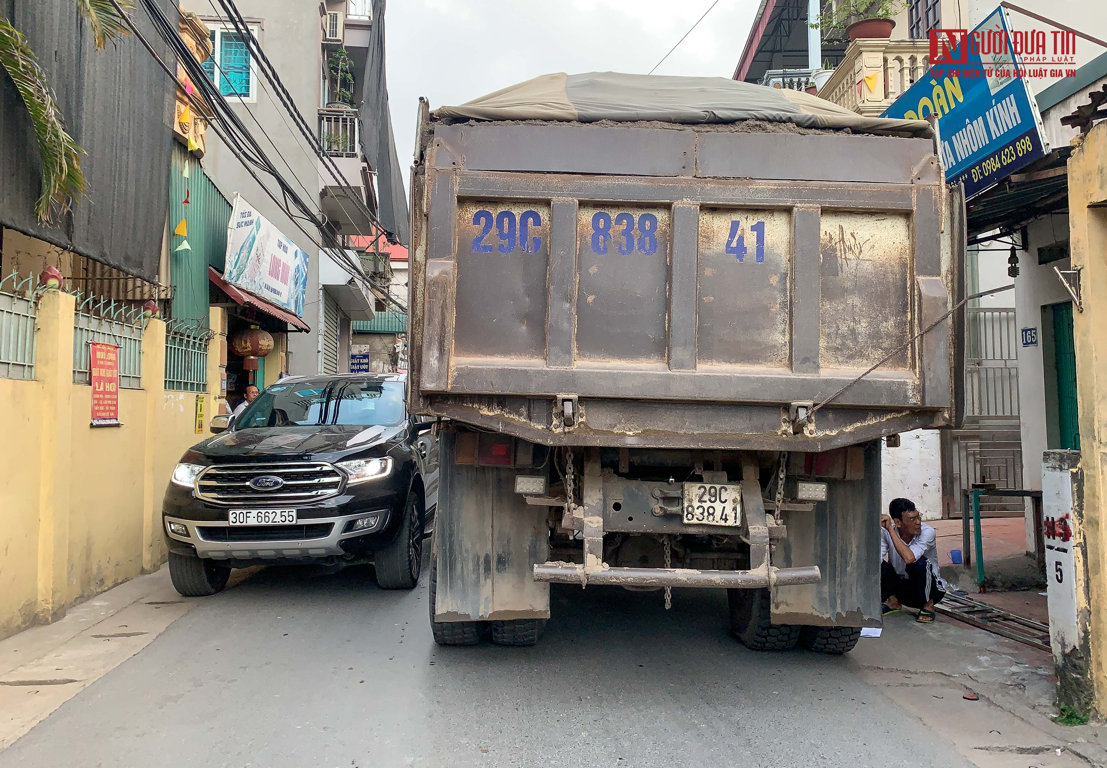 Dân sinh - Hãi hùng cảnh 'tử thần' ngông nghênh trên đường phố Hà Nội (Hình 12).