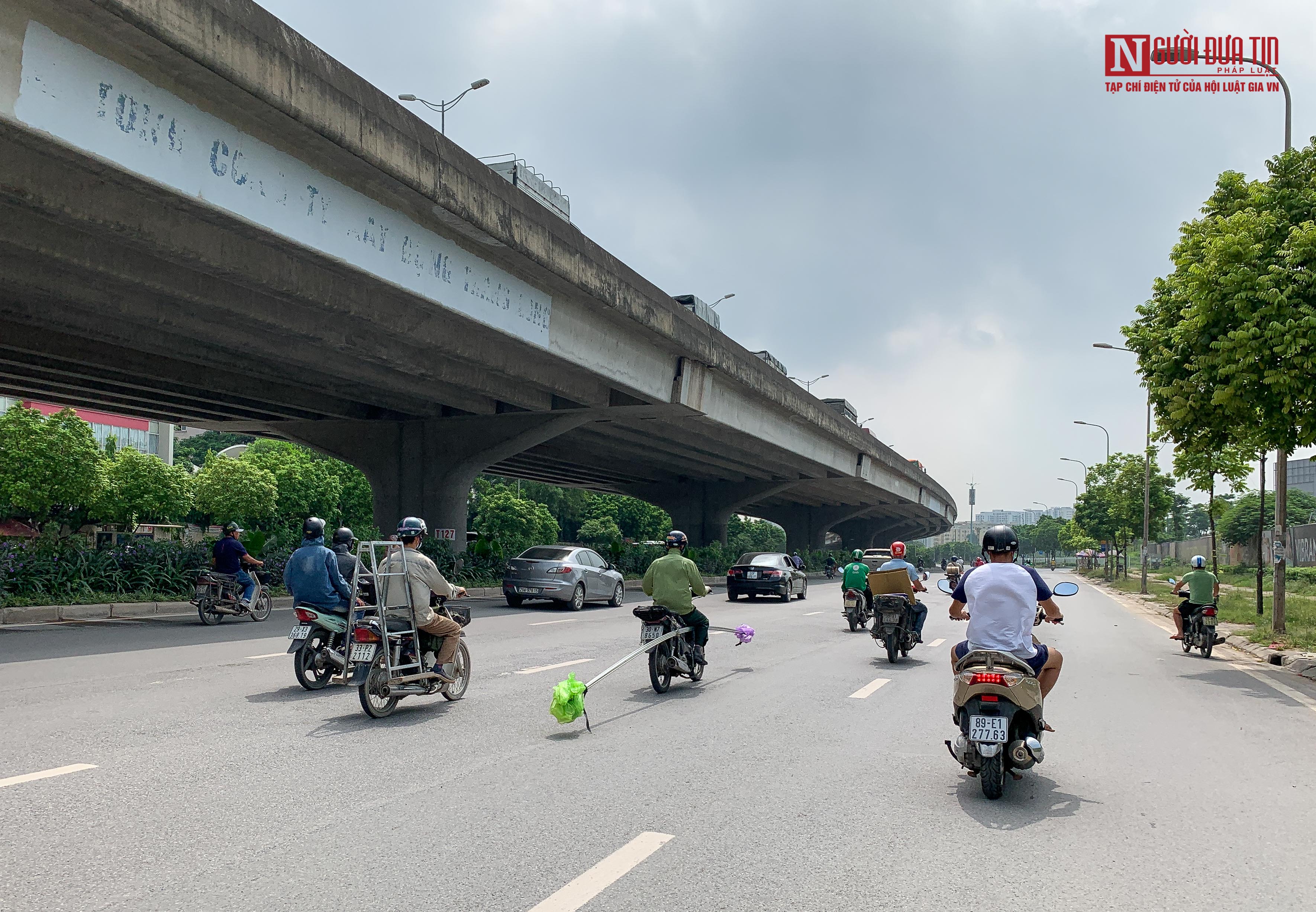 Dân sinh - Hãi hùng cảnh 'tử thần' ngông nghênh trên đường phố Hà Nội (Hình 2).