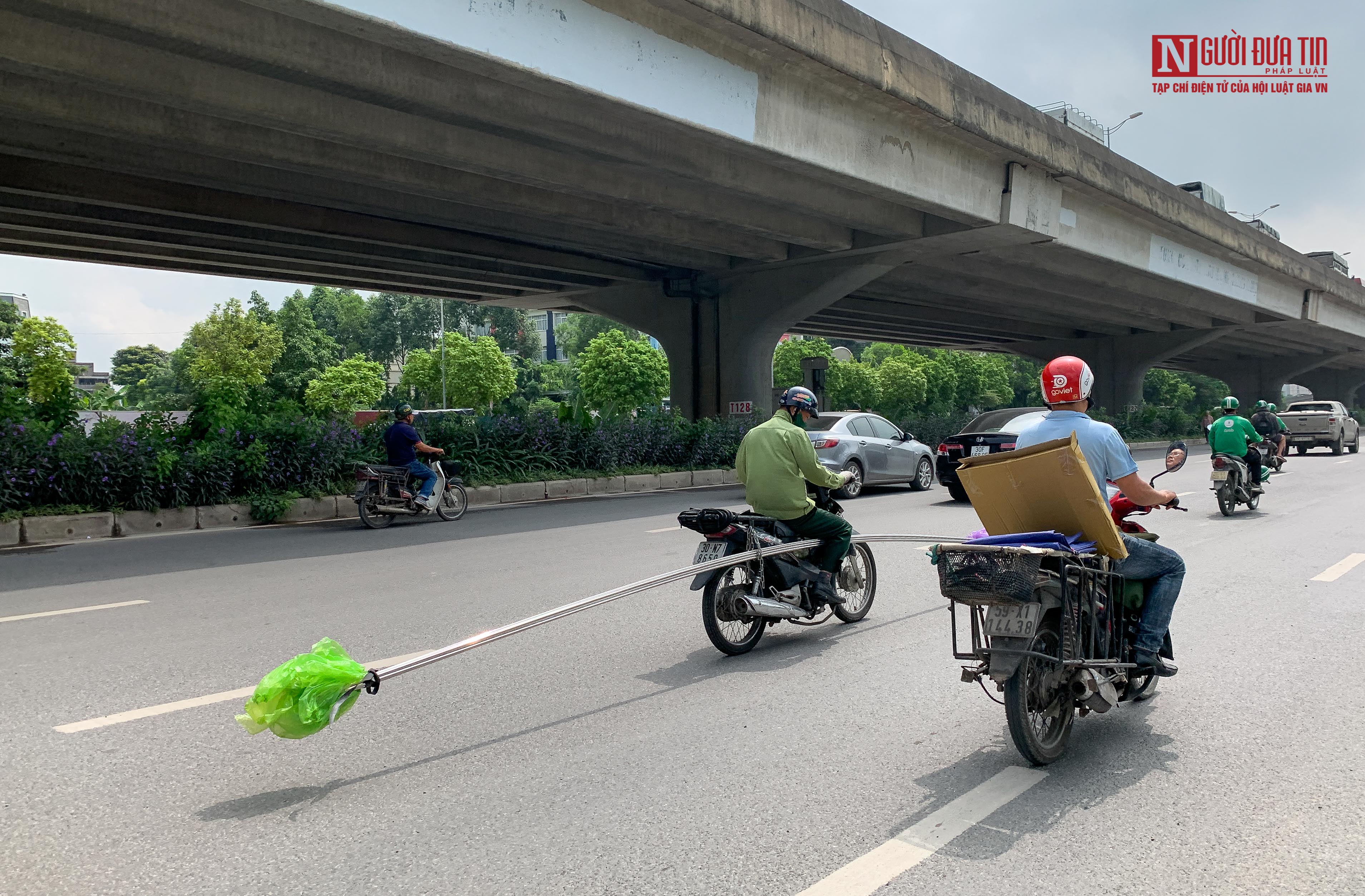 Dân sinh - Hãi hùng cảnh 'tử thần' ngông nghênh trên đường phố Hà Nội (Hình 9).