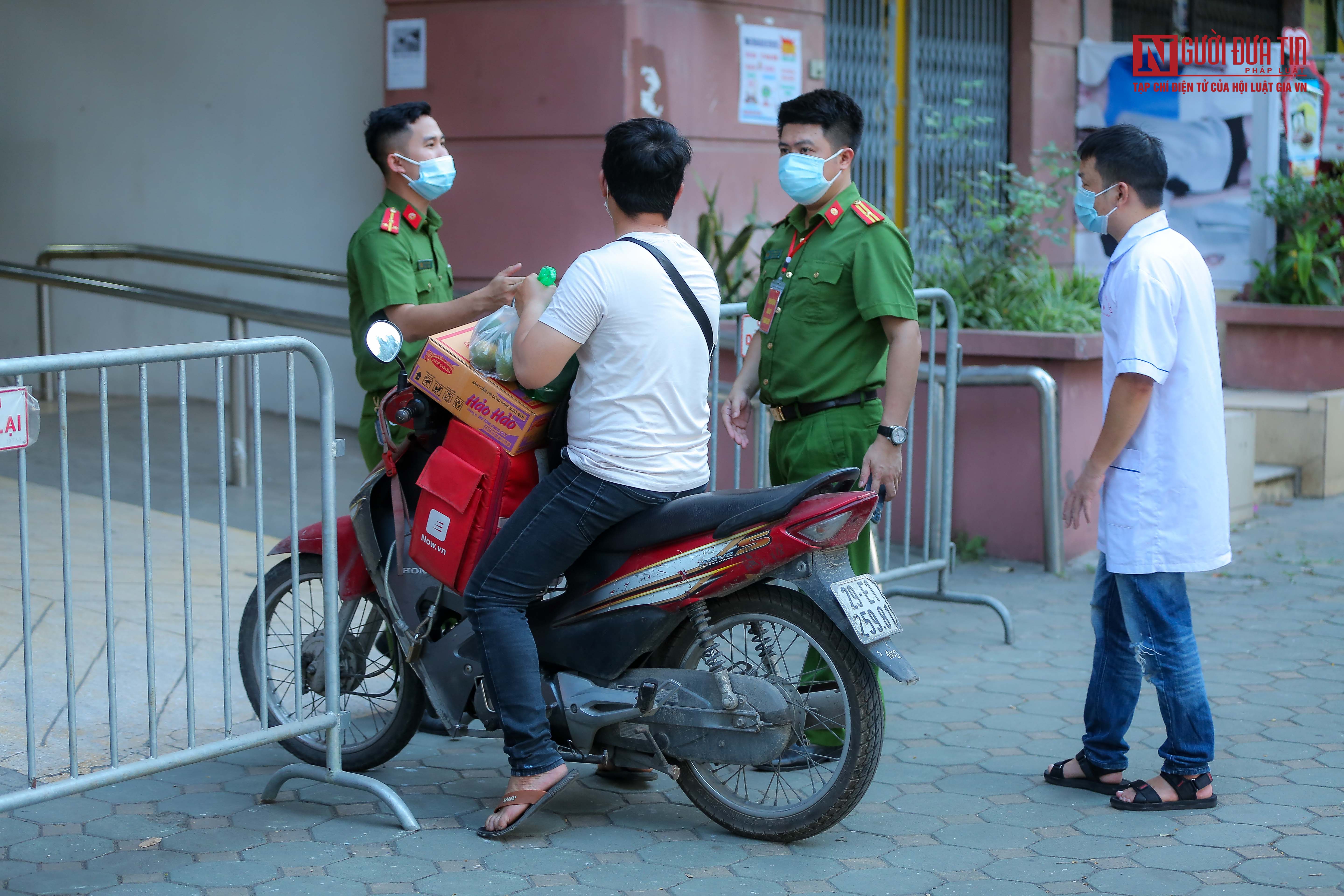 Sự kiện - Hình ảnh phong tỏa tòa nhà ở khu đô thị Việt Hưng, quận Long Biên (Hình 4).