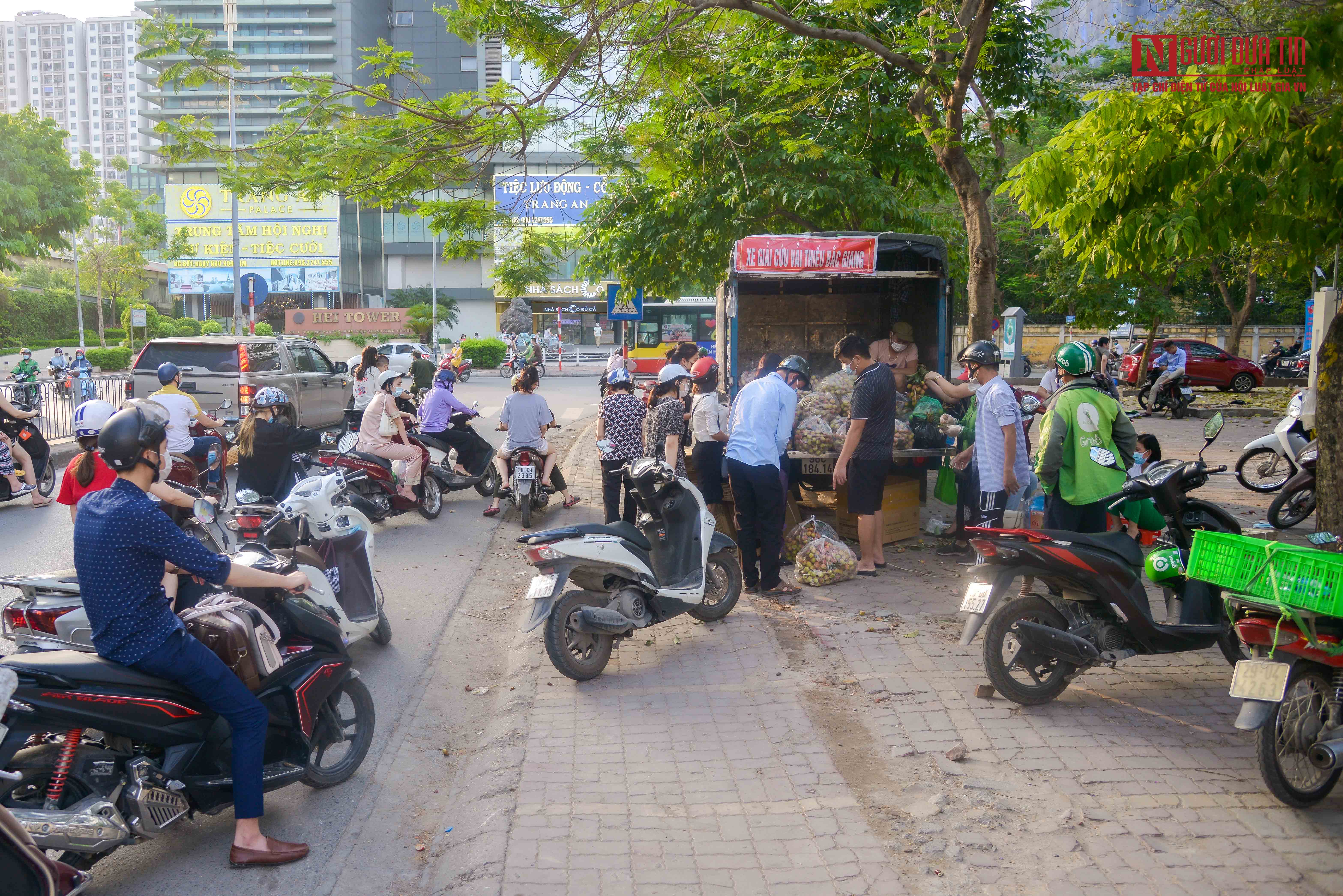 Tiêu dùng & Dư luận - Người dân Hà Nội đổ xô đi giải cứu nông sản Bắc Giang