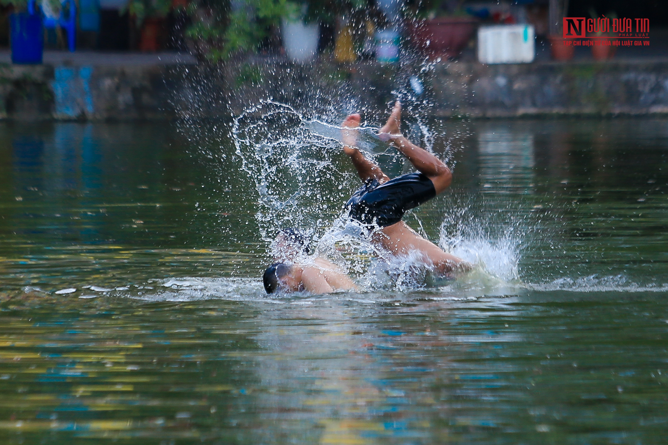 Sự kiện - Hà Nội: Người dân tụ tập thả diều 'bỏ quên' khuyến cáo của thành phố (Hình 4).