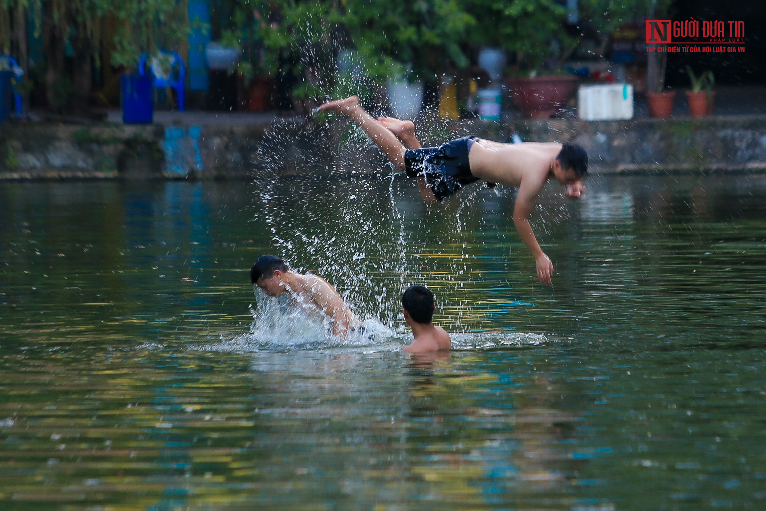 Sự kiện - Hà Nội: Người dân tụ tập thả diều 'bỏ quên' khuyến cáo của thành phố (Hình 3).