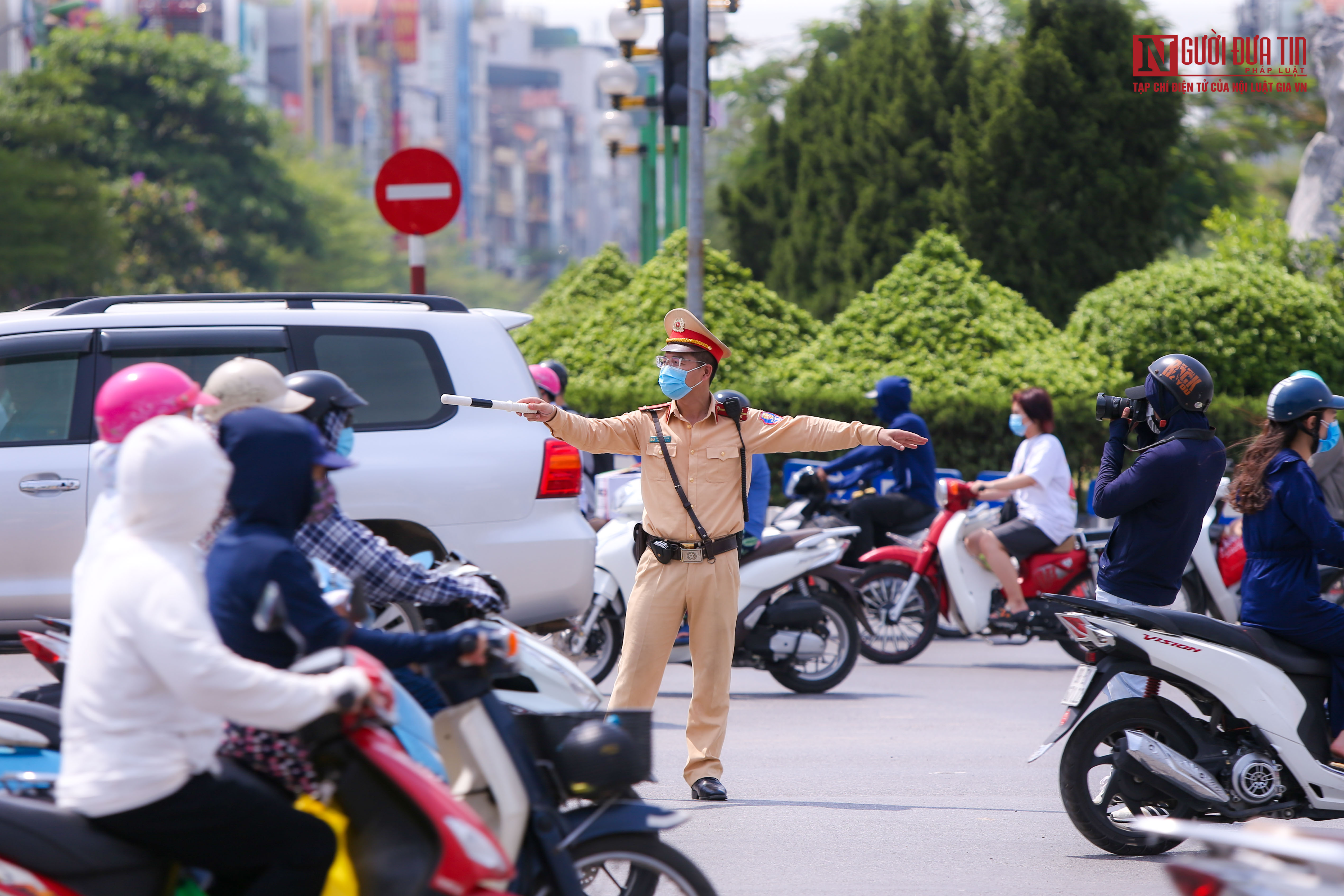 Sự kiện - Lực lượng CSGT miệt mài điều tiết giao thông dưới trưa hè bỏng rát (Hình 7).