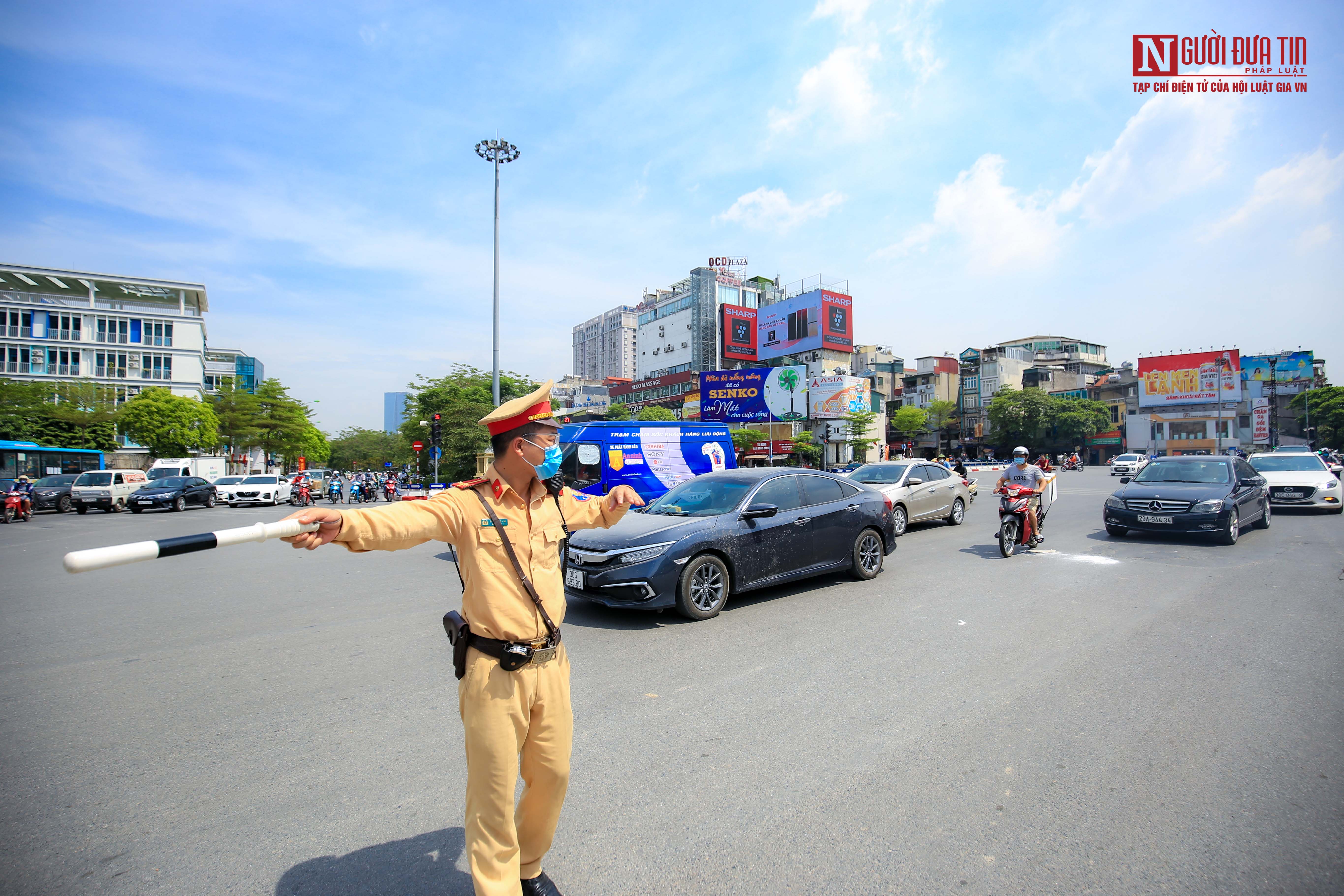 Sự kiện - Lực lượng CSGT miệt mài điều tiết giao thông dưới trưa hè bỏng rát (Hình 8).