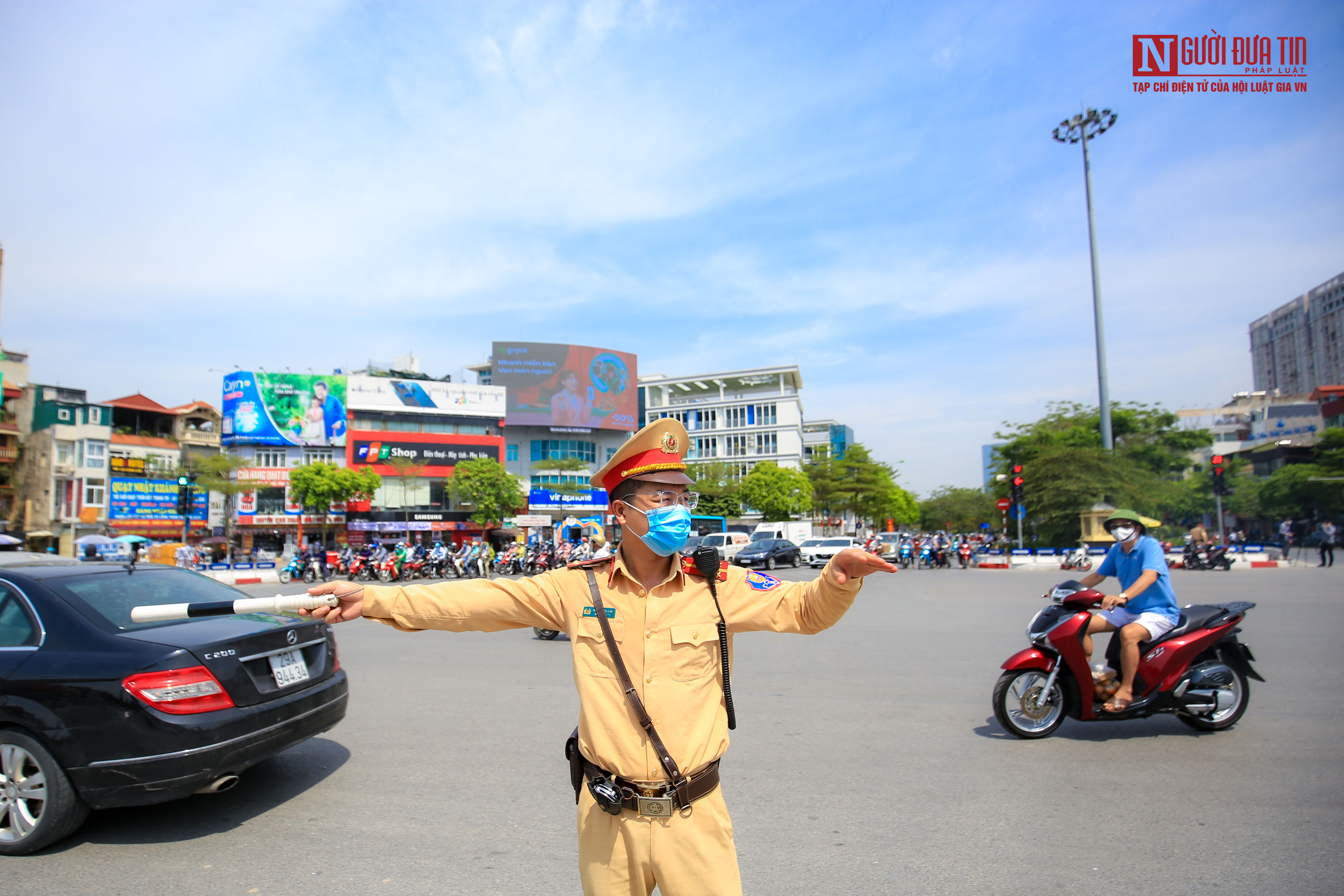 Sự kiện - Lực lượng CSGT miệt mài điều tiết giao thông dưới trưa hè bỏng rát (Hình 9).