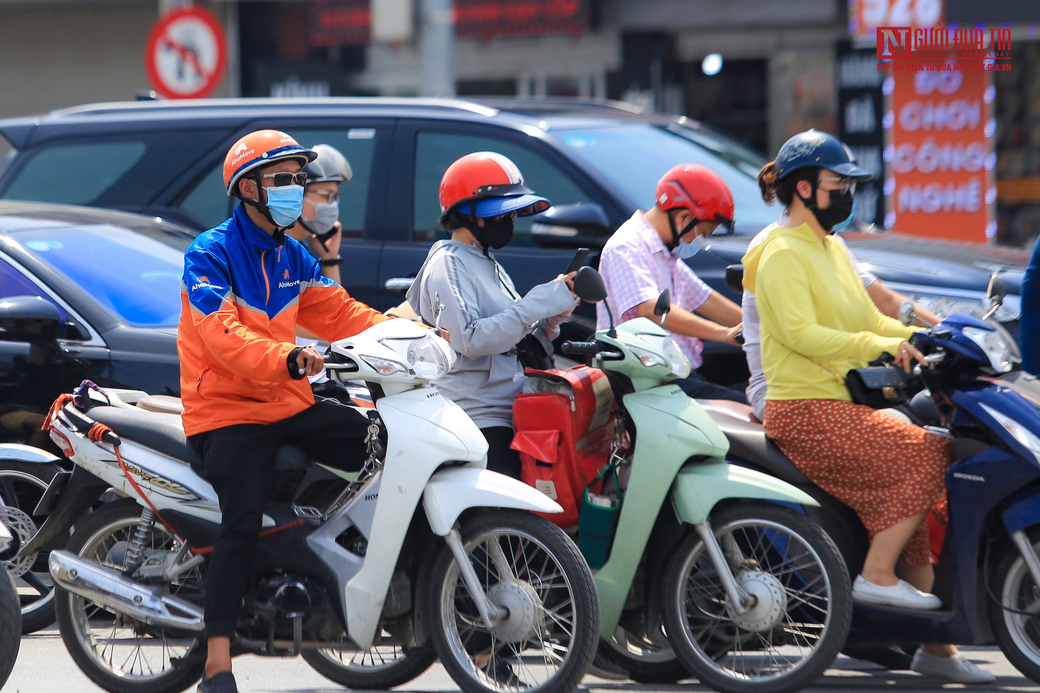 Sự kiện - Lực lượng CSGT miệt mài điều tiết giao thông dưới trưa hè bỏng rát (Hình 3).