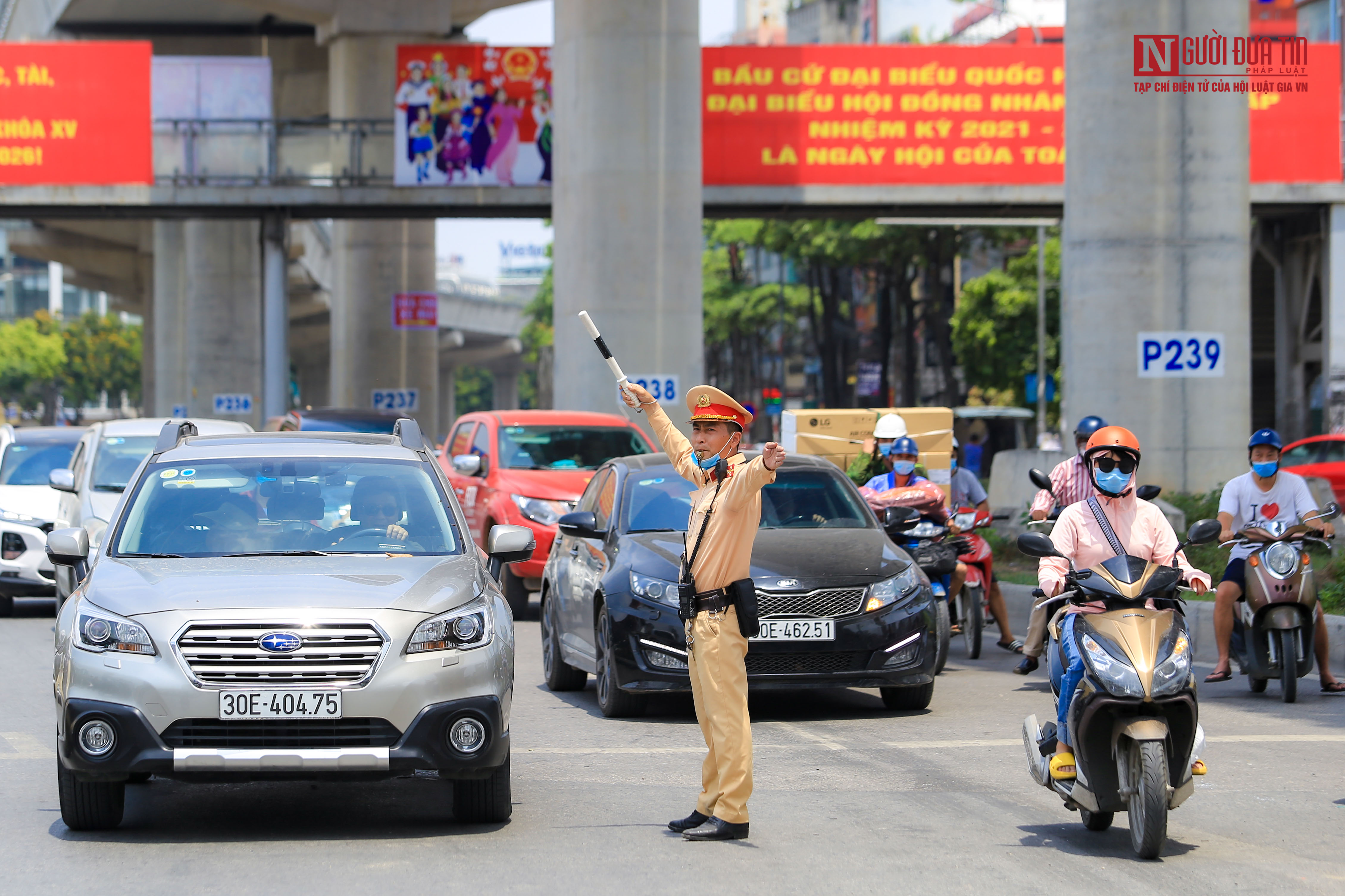 Sự kiện - Lực lượng CSGT miệt mài điều tiết giao thông dưới trưa hè bỏng rát (Hình 15).