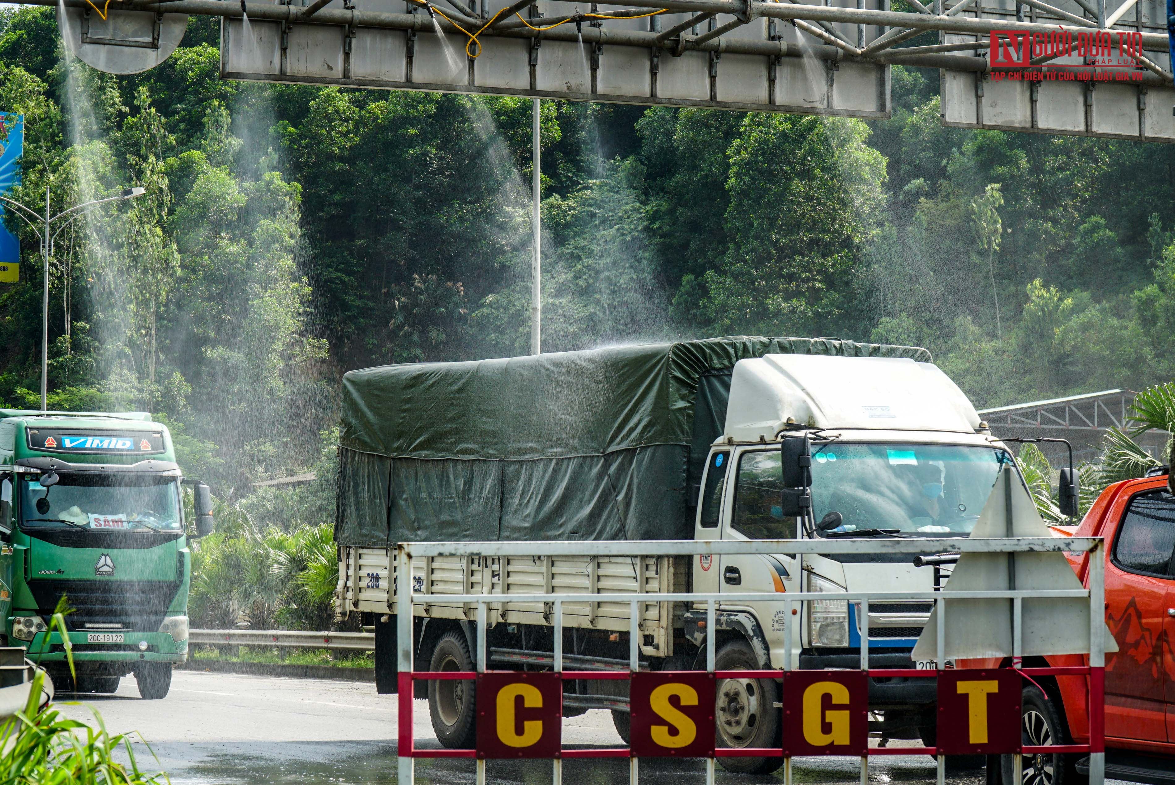 Sự kiện - Cận cảnh giàn phun khử khuẩn các phương tiện tại cửa ngõ Thái Nguyên (Hình 2).