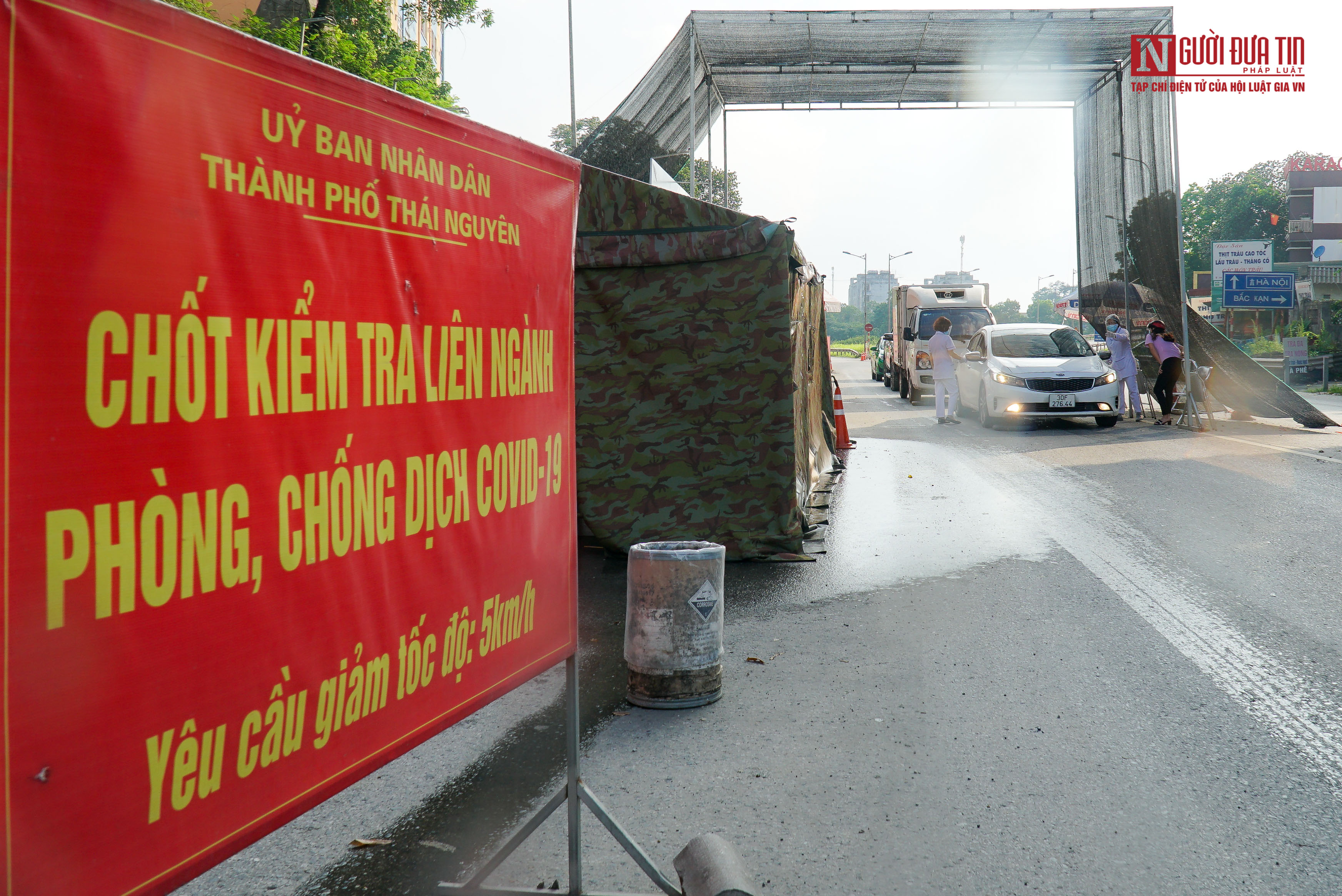 Sự kiện - Cận cảnh giàn phun khử khuẩn các phương tiện tại cửa ngõ Thái Nguyên (Hình 13).