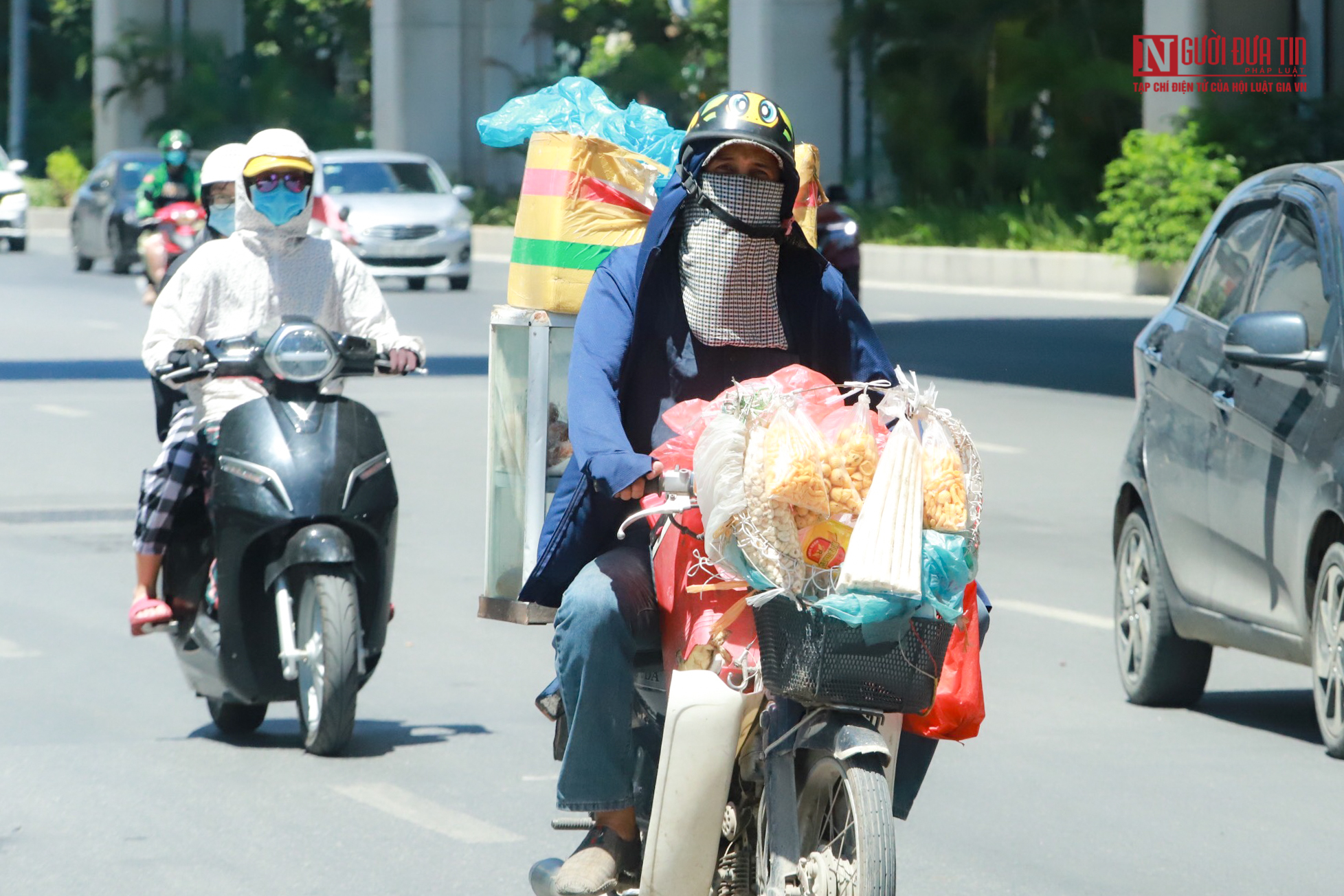 Dân sinh - Người nhà bệnh nhân vật vã dưới cái nóng đỉnh điểm ở Hà Nội (Hình 14).