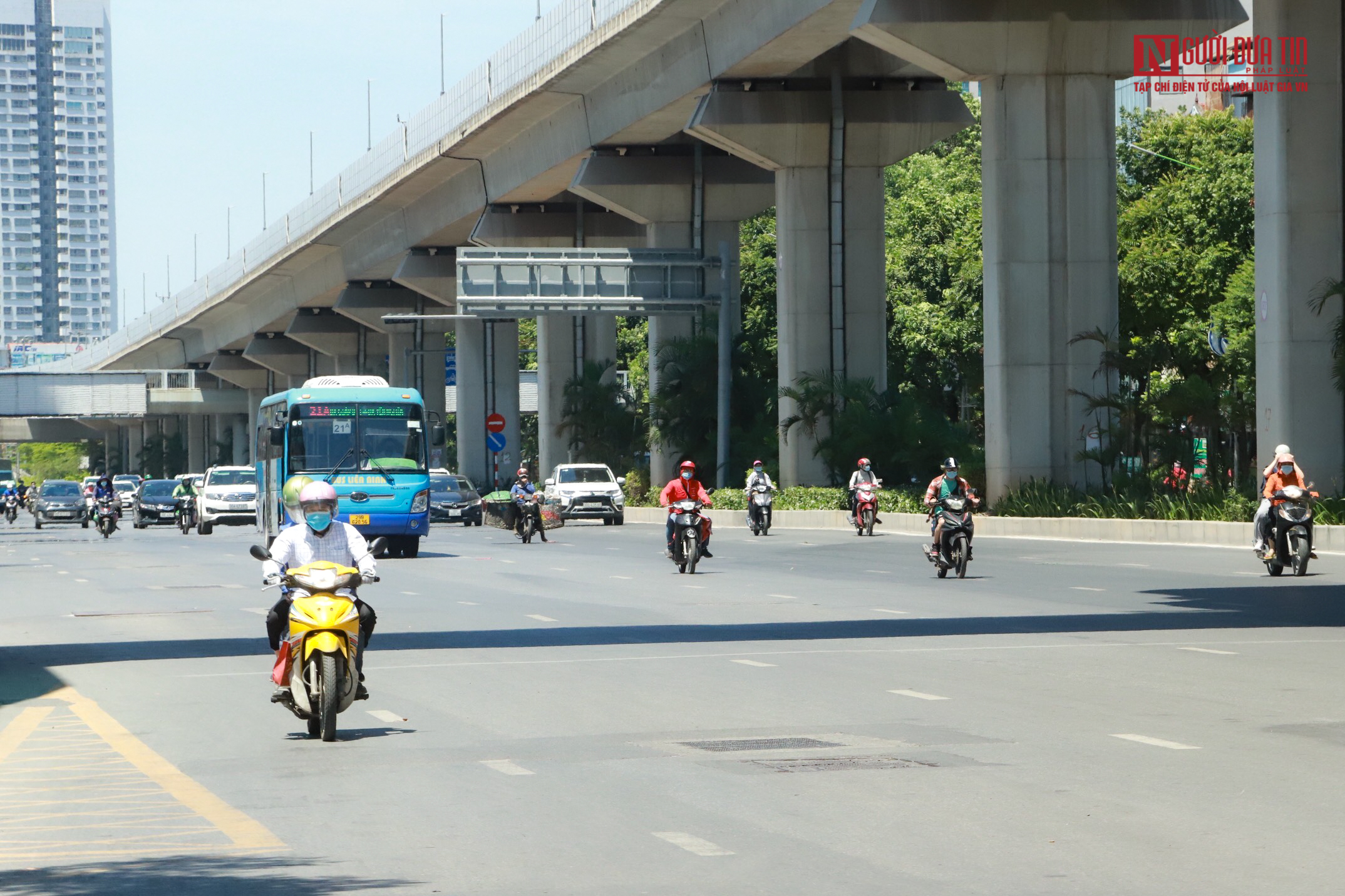 Dân sinh - Người nhà bệnh nhân vật vã dưới cái nóng đỉnh điểm ở Hà Nội (Hình 12).