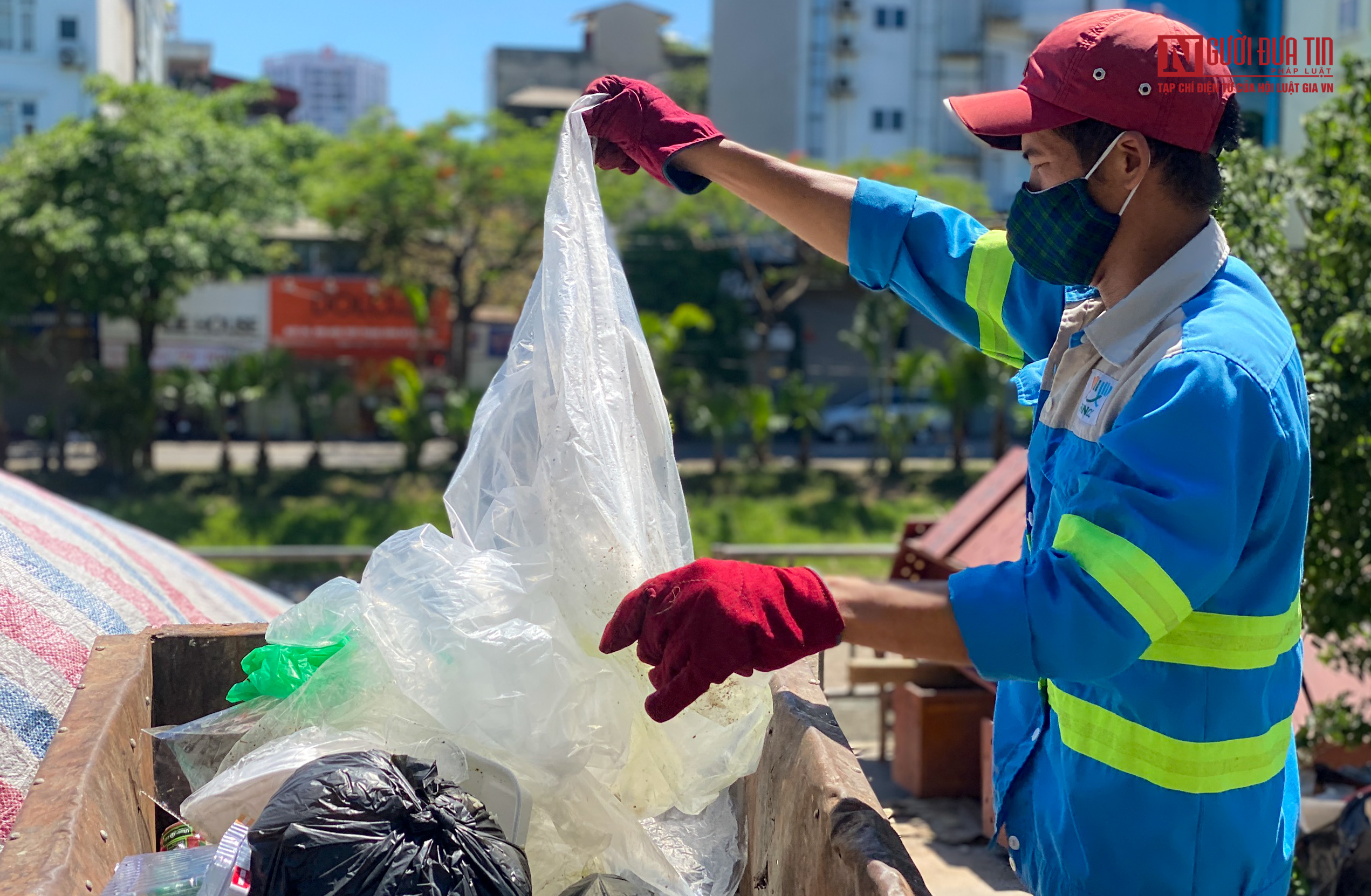 Dân sinh - Người nhà bệnh nhân vật vã dưới cái nóng đỉnh điểm ở Hà Nội (Hình 15).