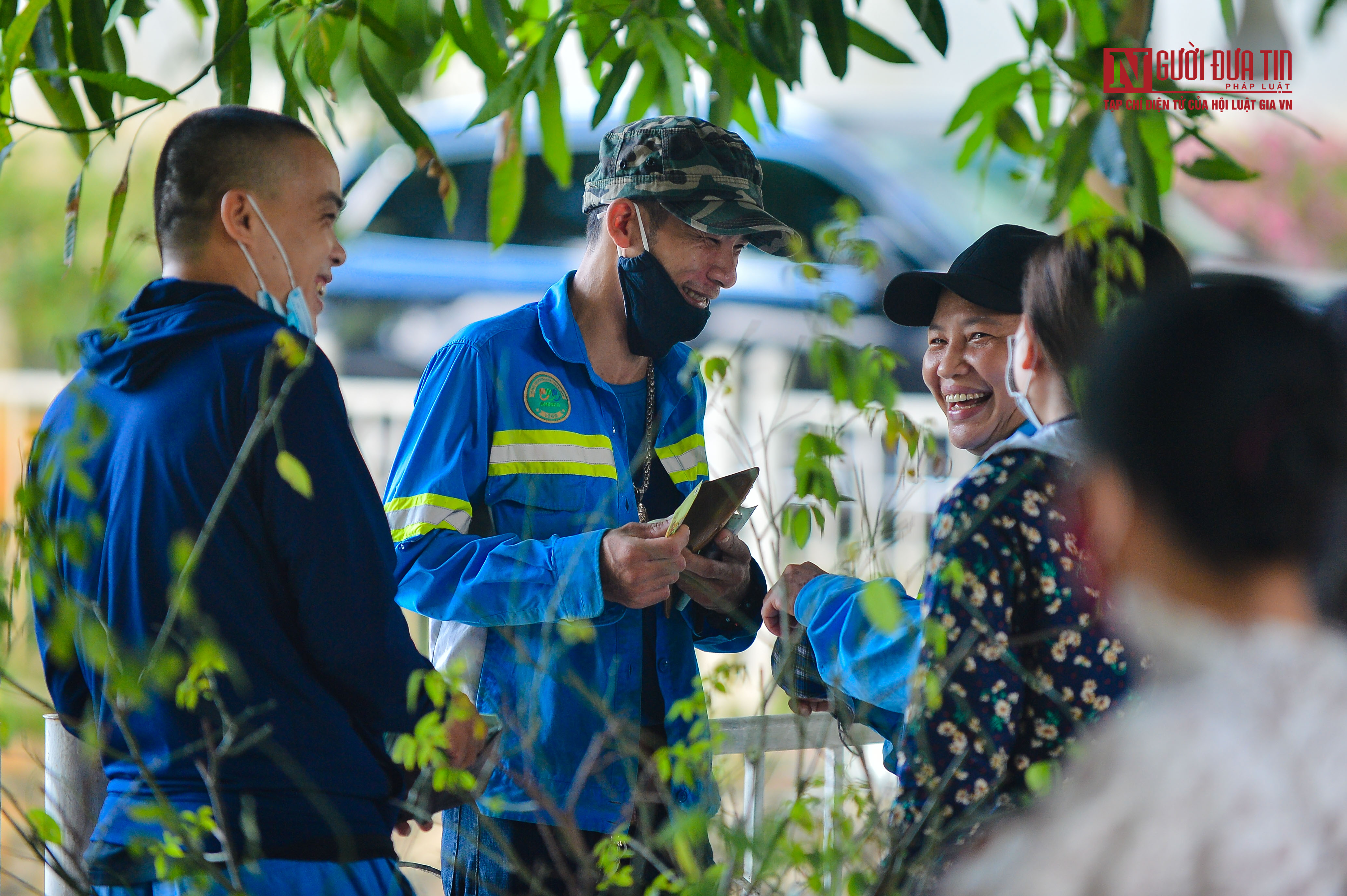 Dân sinh - Nụ cười của công nhân thu gom rác khi nhận tiền lương sau 1 năm chờ đợi mòn mỏi (Hình 10).