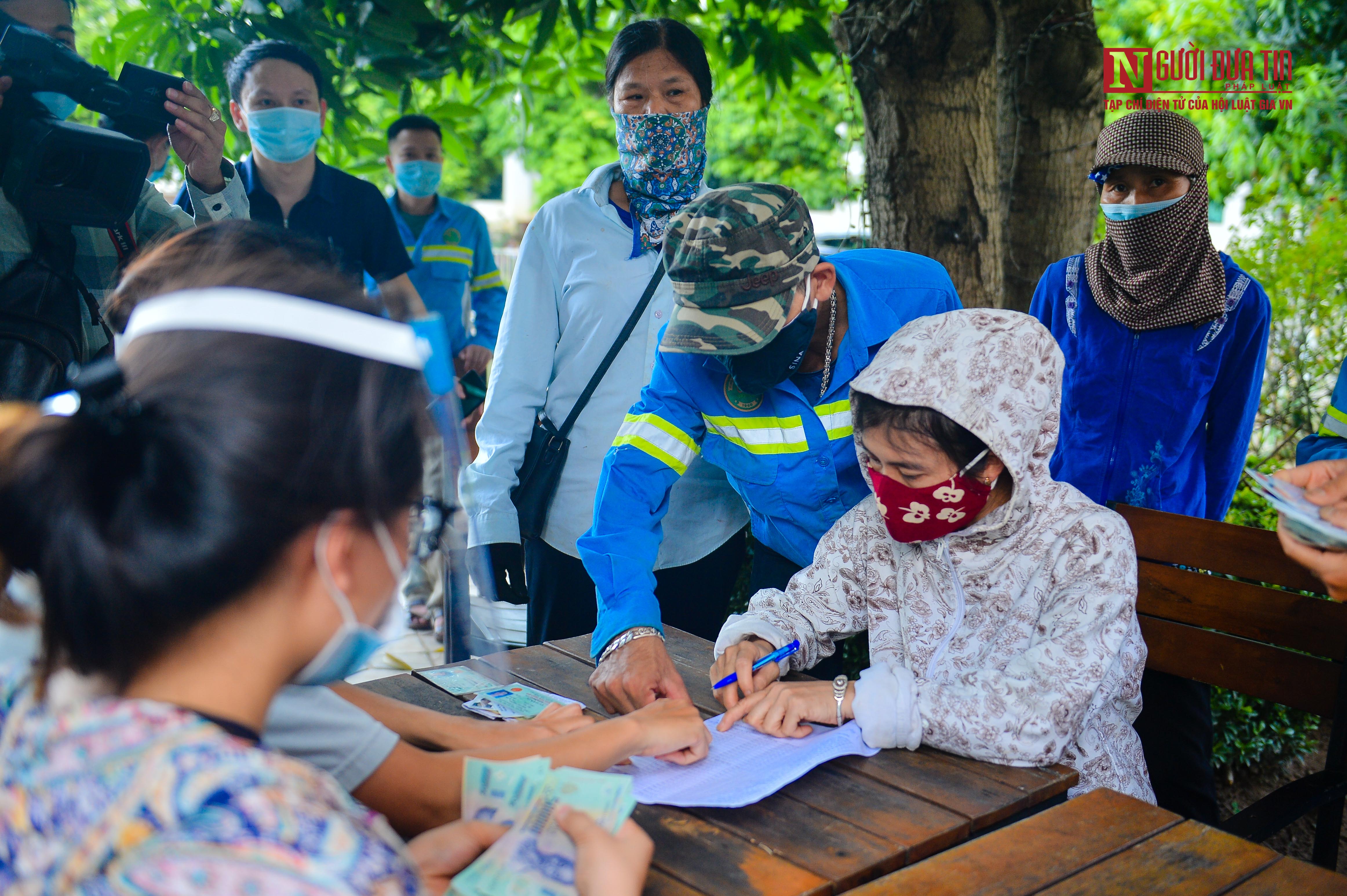 Dân sinh - Nụ cười của công nhân thu gom rác khi nhận tiền lương sau 1 năm chờ đợi mòn mỏi (Hình 11).