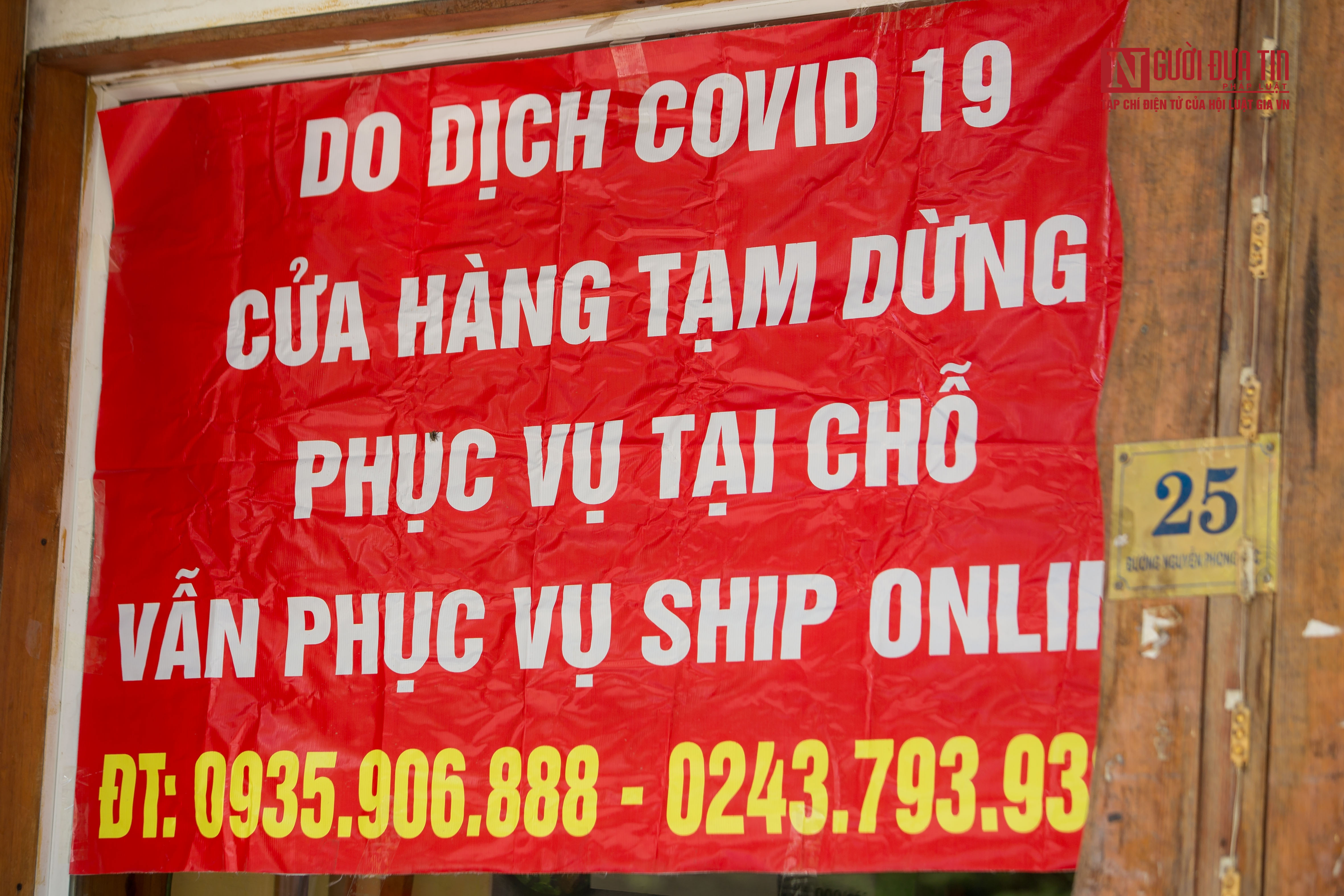 Tiêu dùng & Dư luận - Shipper vội vã dưới nắng trong ngày đầu áp dụng lệnh bán hàng mang về (Hình 3).