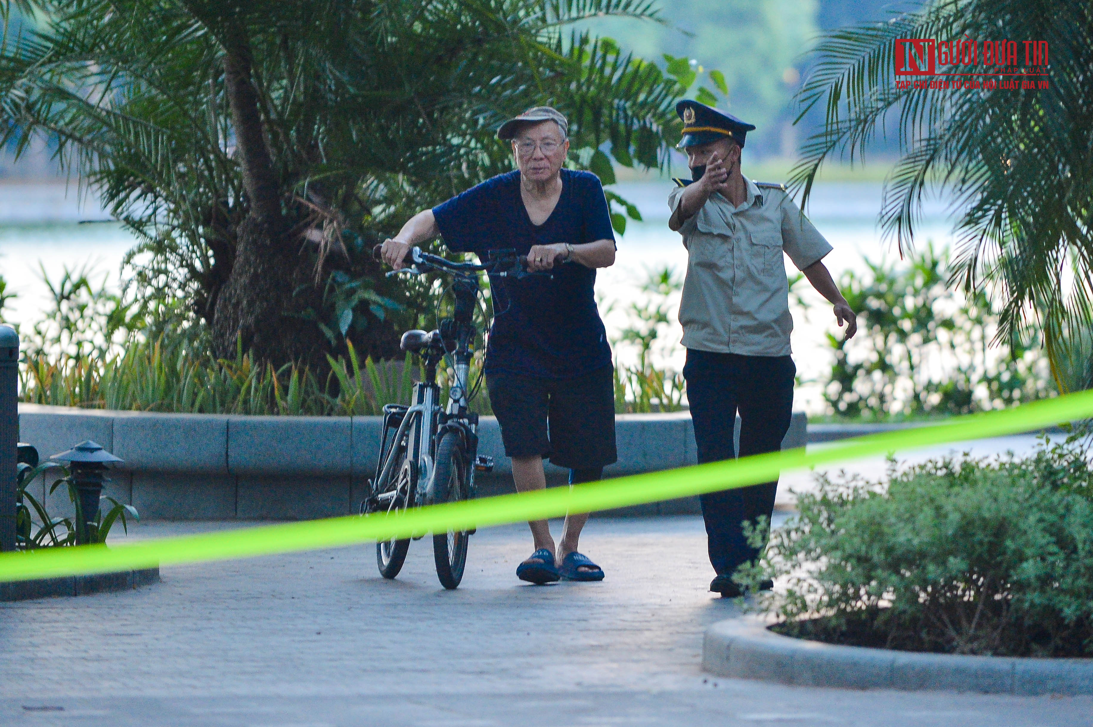 Dân sinh - Hà Nội: Căng dây, dựng rào chắn hạn chế người dân tập thể dục ngoài trời (Hình 8).