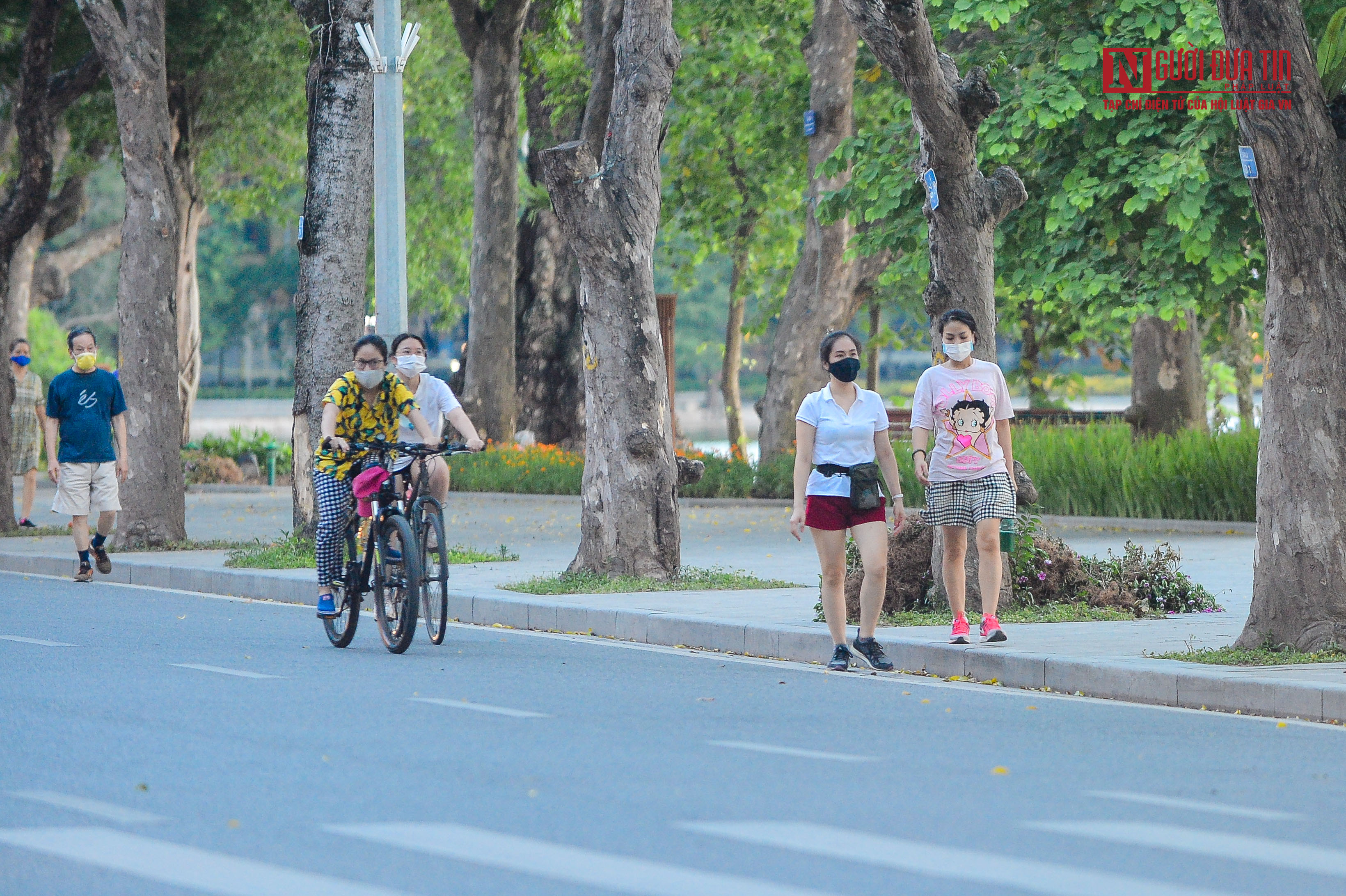 Dân sinh - Hà Nội: Căng dây, dựng rào chắn hạn chế người dân tập thể dục ngoài trời (Hình 4).