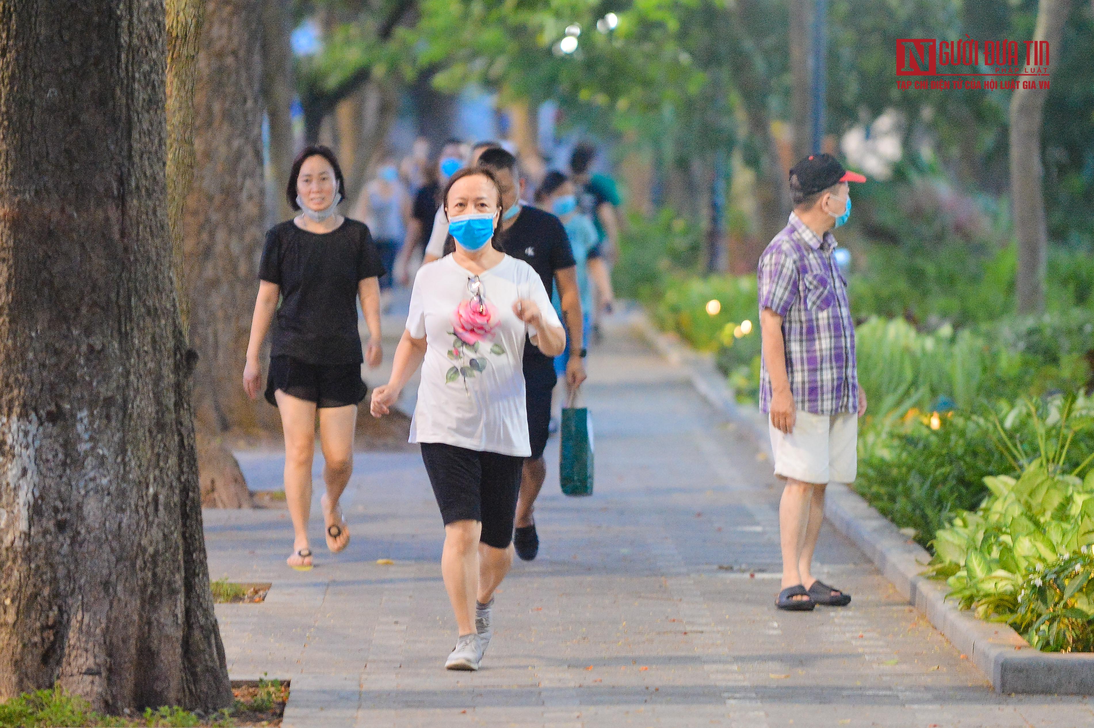 Dân sinh - Hà Nội: Căng dây, dựng rào chắn hạn chế người dân tập thể dục ngoài trời (Hình 9).