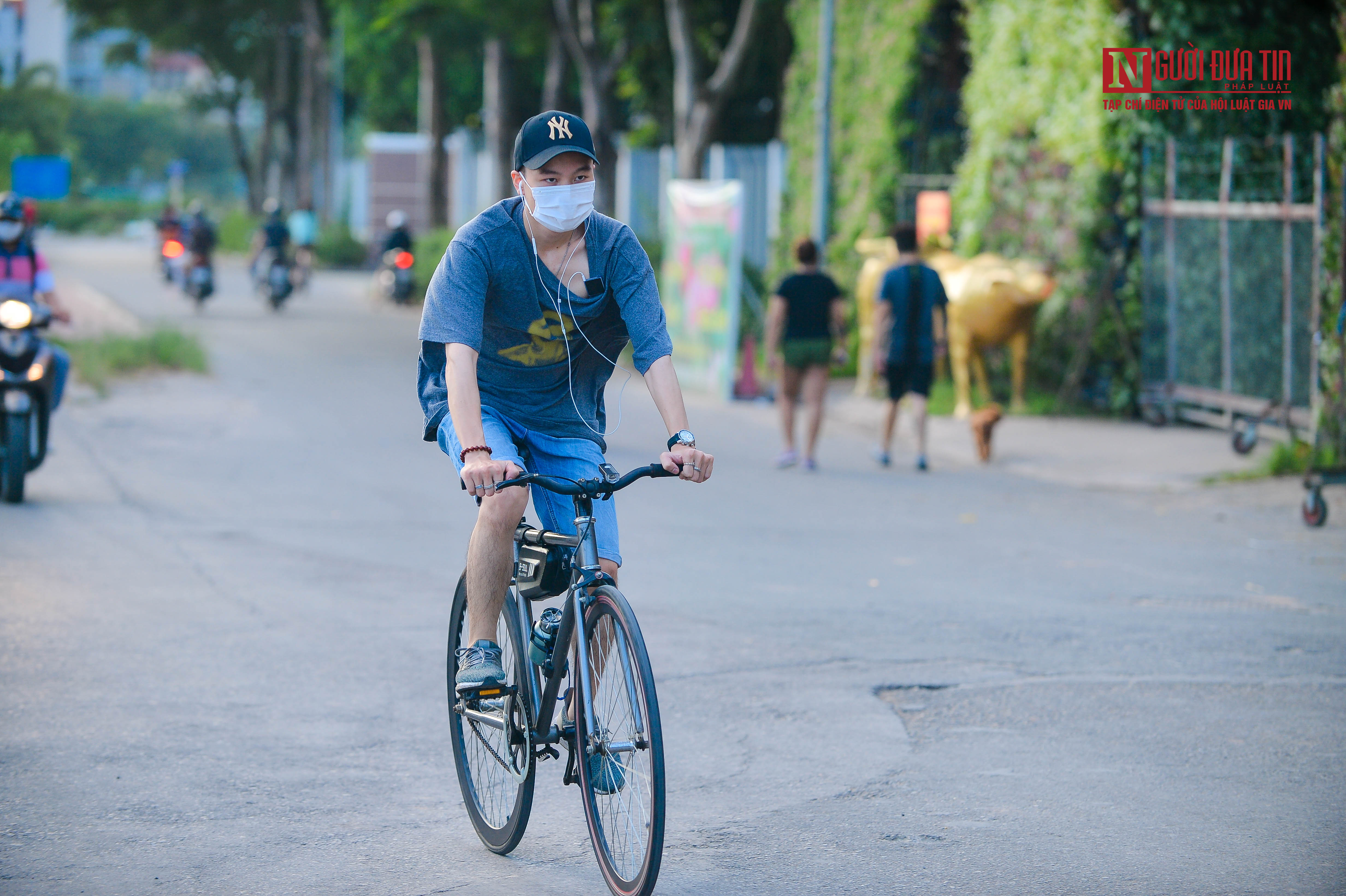 Dân sinh - Hà Nội: Căng dây, dựng rào chắn hạn chế người dân tập thể dục ngoài trời (Hình 13).