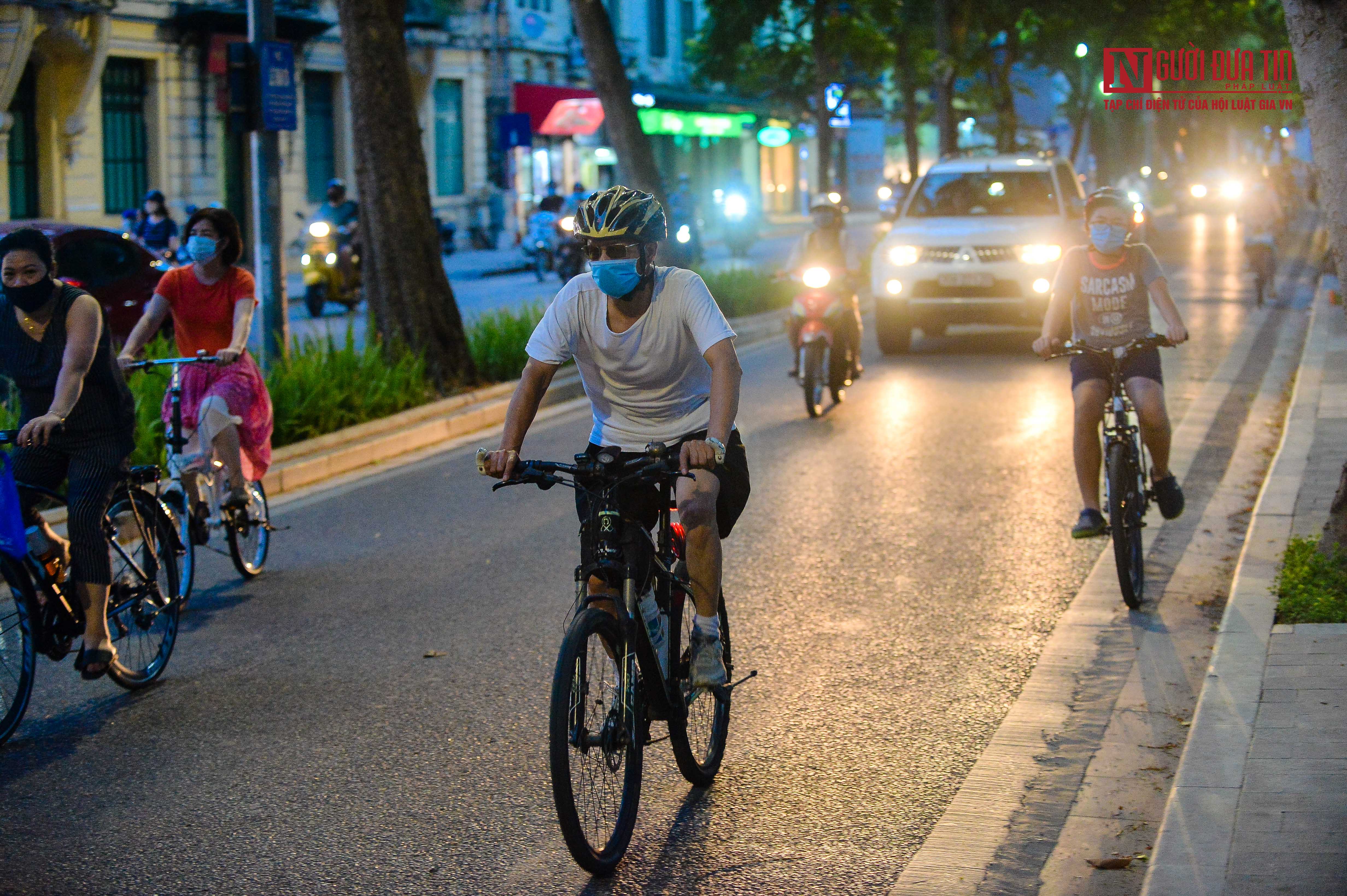 Dân sinh - Hà Nội: Căng dây, dựng rào chắn hạn chế người dân tập thể dục ngoài trời (Hình 10).