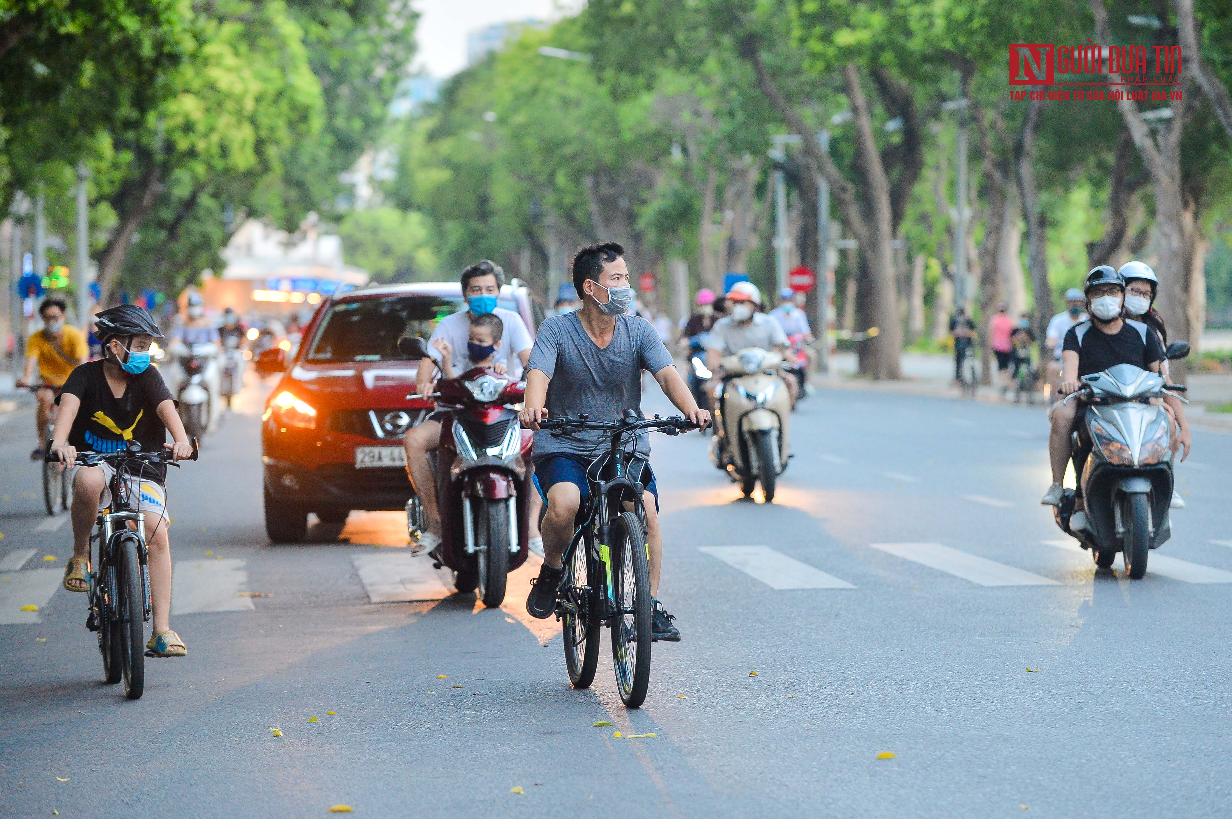 Dân sinh - Hà Nội: Căng dây, dựng rào chắn hạn chế người dân tập thể dục ngoài trời