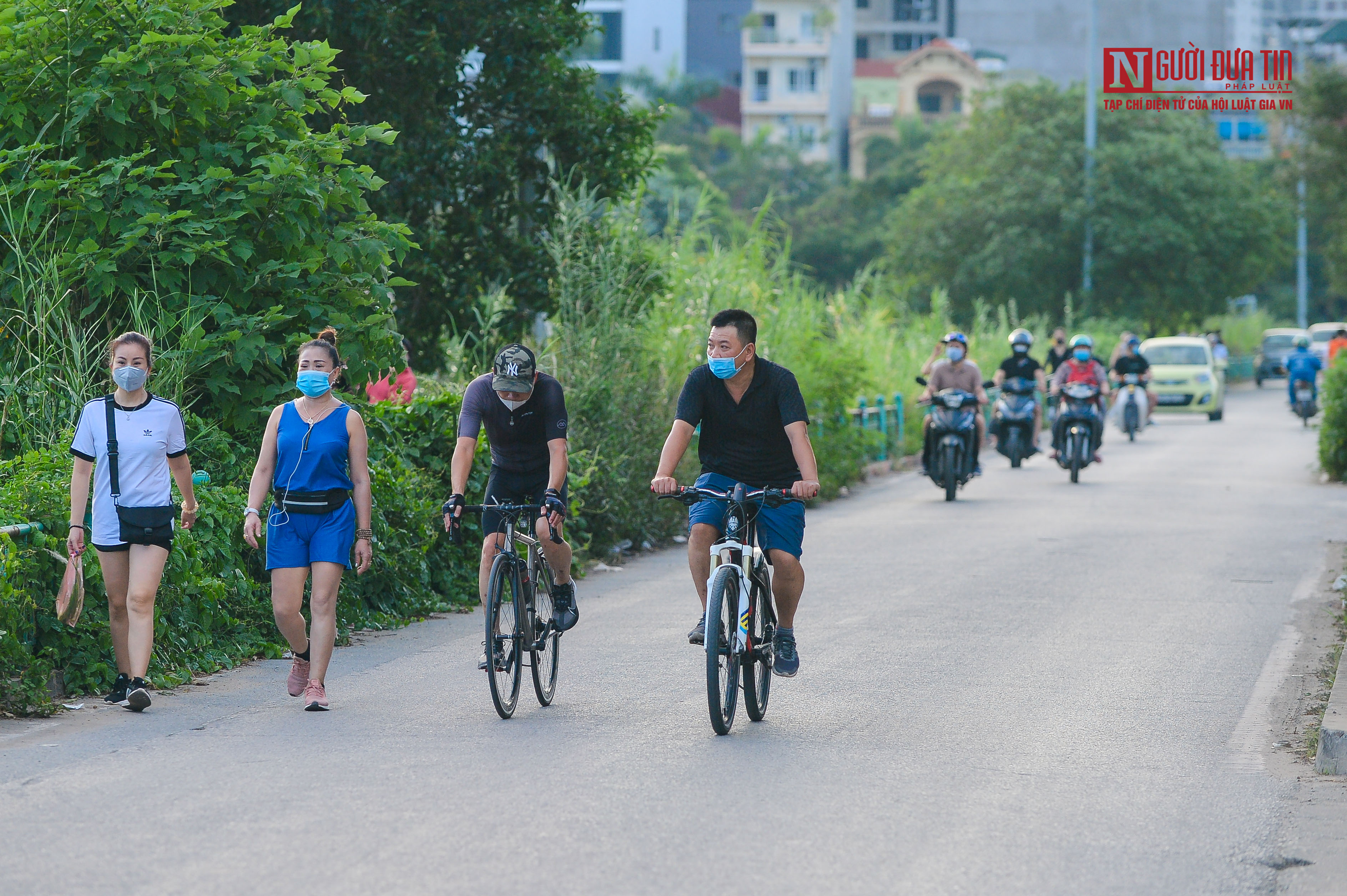 Dân sinh - Hà Nội: Căng dây, dựng rào chắn hạn chế người dân tập thể dục ngoài trời (Hình 11).